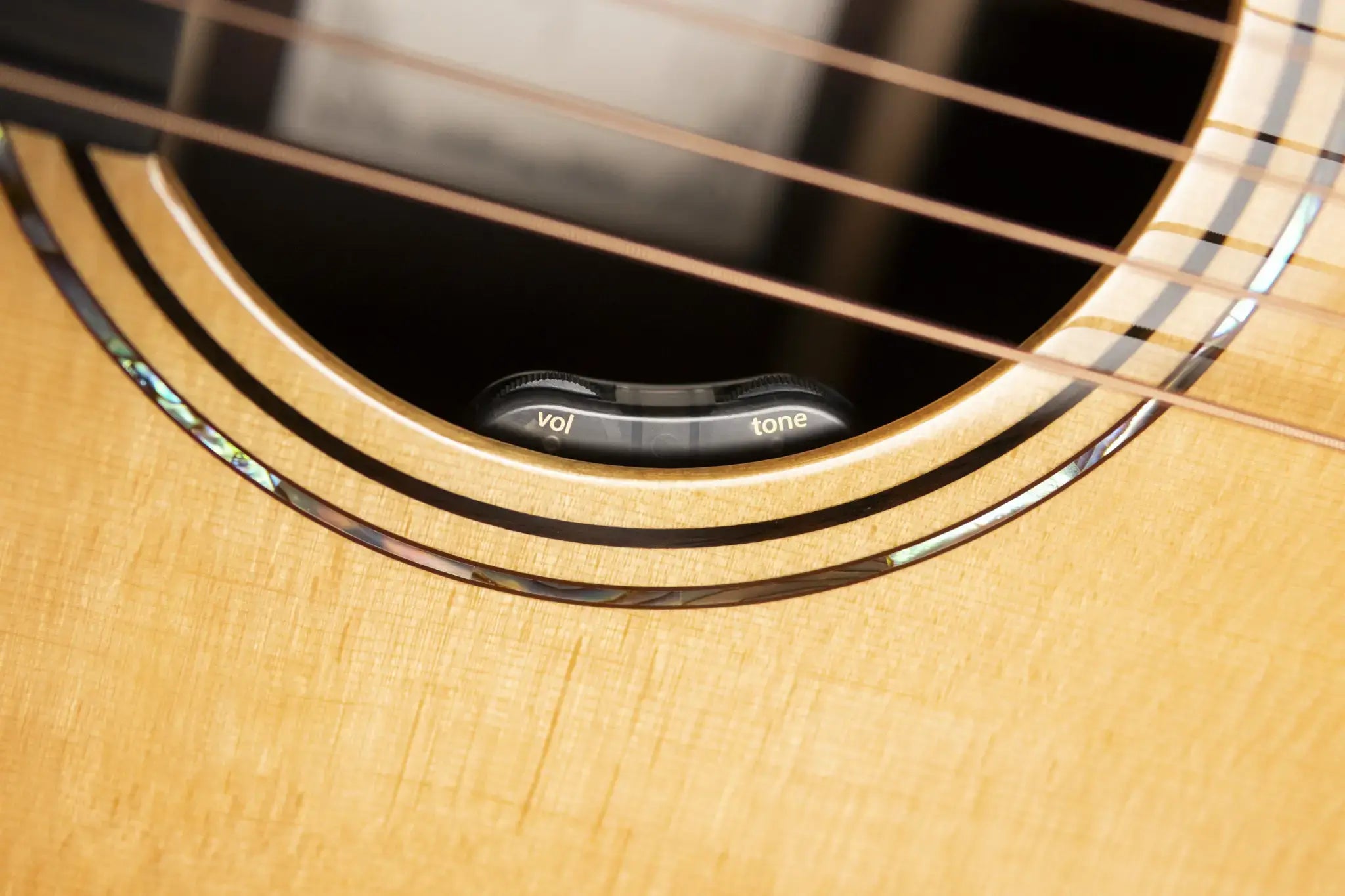 Alvarez LF70e Laureate Folk/OM Acoustic/Electric Guitar - Daybreak with Softshell Case