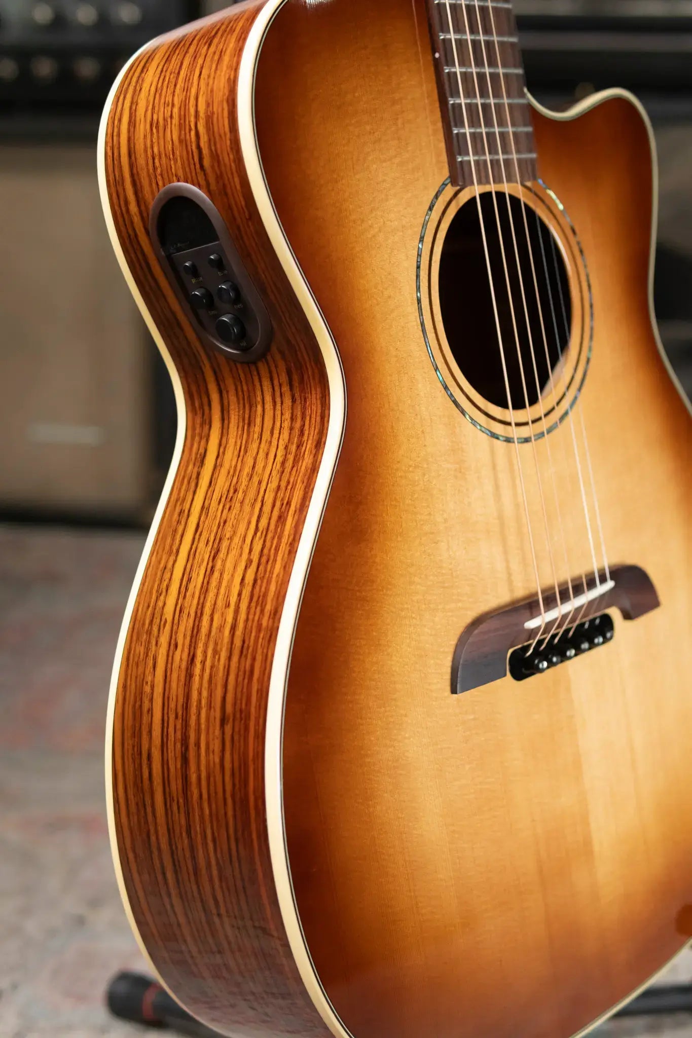 Alvarez Yairi FY70ce Acoustic/Electric Guitar - Shadowburst with Hardshell Case