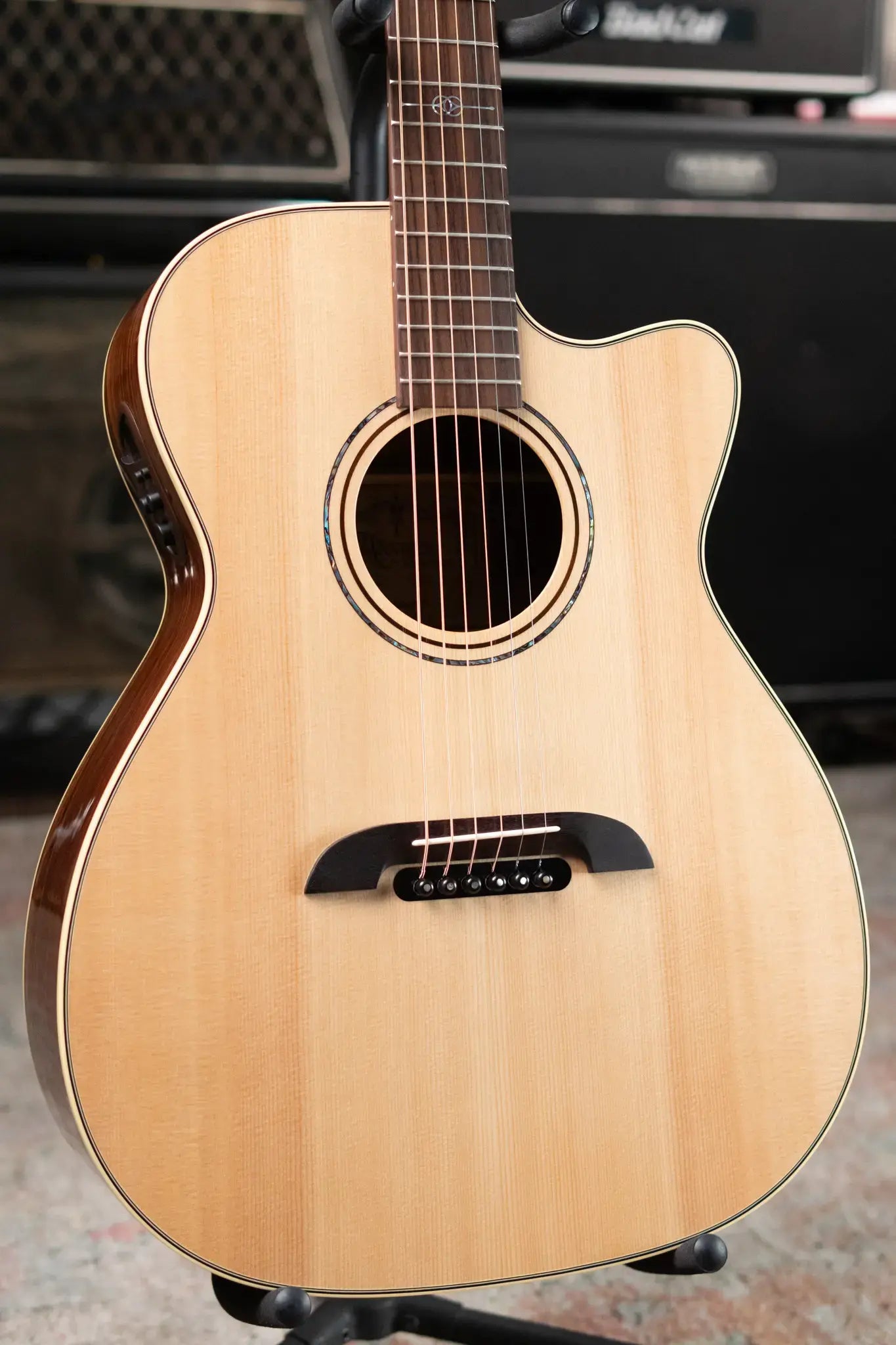 Alvarez Yairi FY70ce Acoustic/Electric Guitar with Hardshell Case