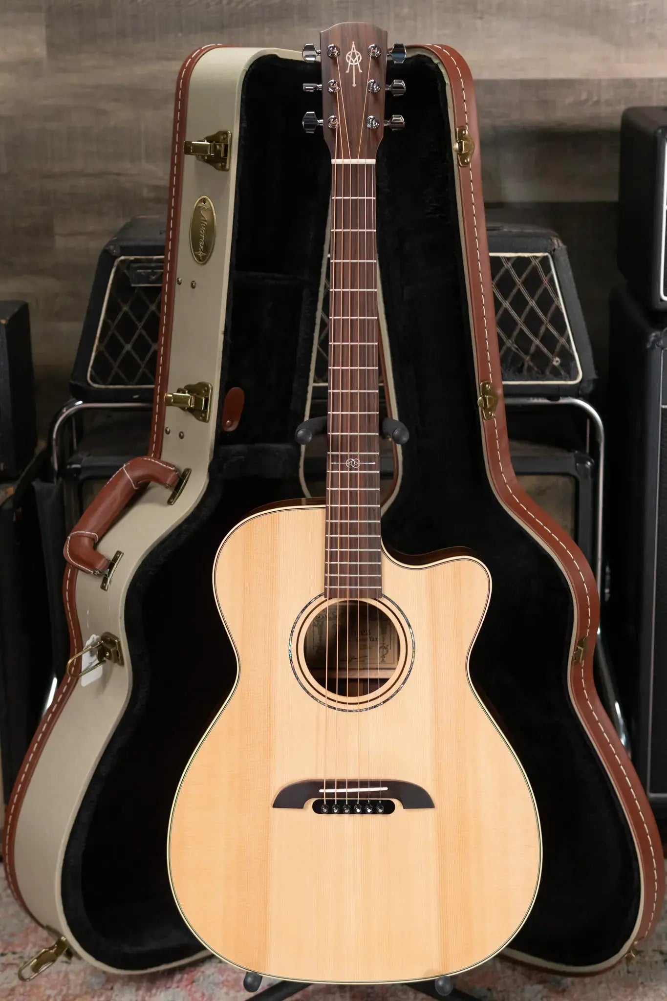 Alvarez Yairi FY70ce Acoustic/Electric Guitar with Hardshell Case