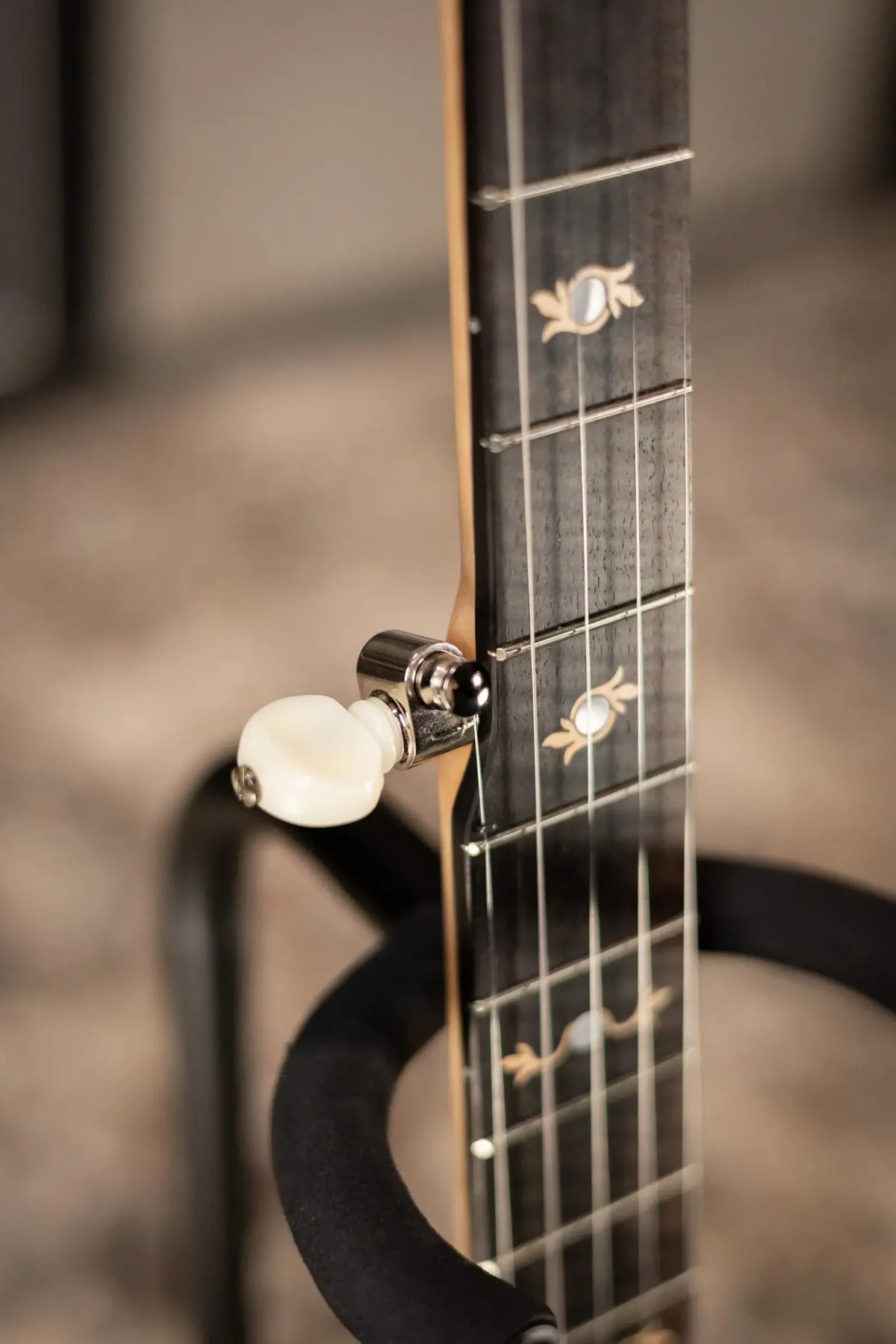 Deering Boston 5-String Banjo - Natural Blond Curly Maple with Hardshell Case