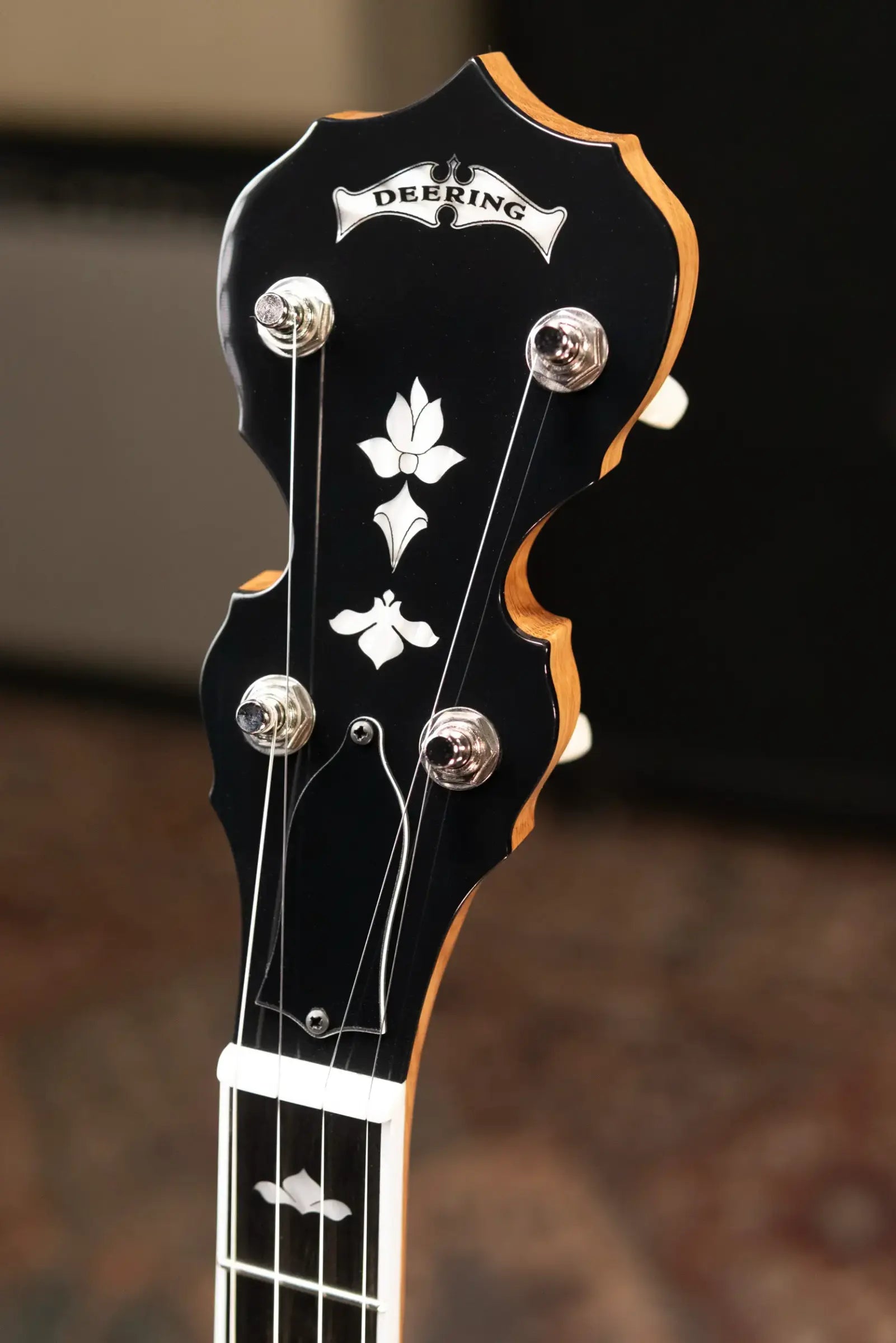 Deering White Lotus 5-String Banjo with Hardshell Case