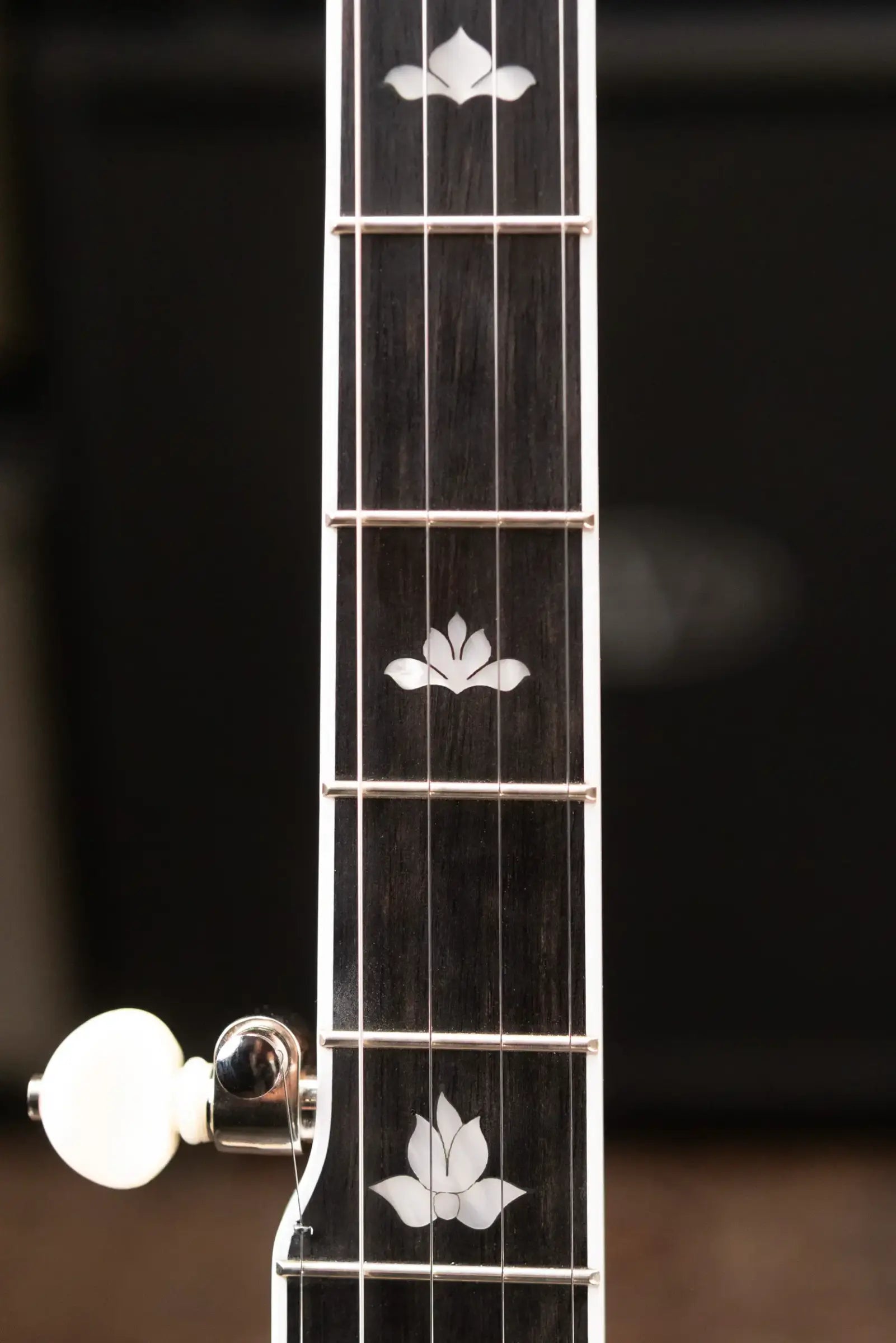 Deering White Lotus 5-String Banjo with Hardshell Case