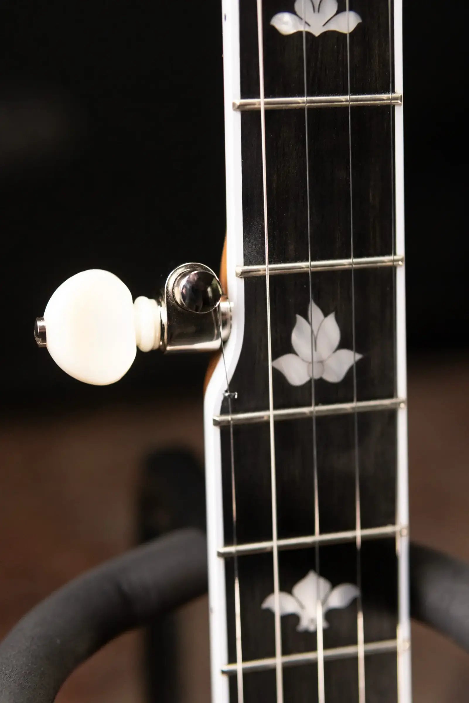 Deering White Lotus 5-String Banjo with Hardshell Case