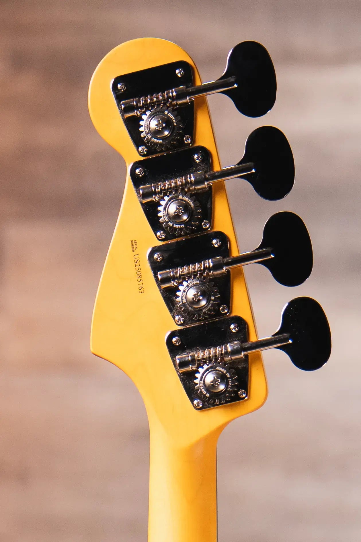 Fender American Professional Classic Jazz Bass - 3-Color Sunburst with Gig Bag