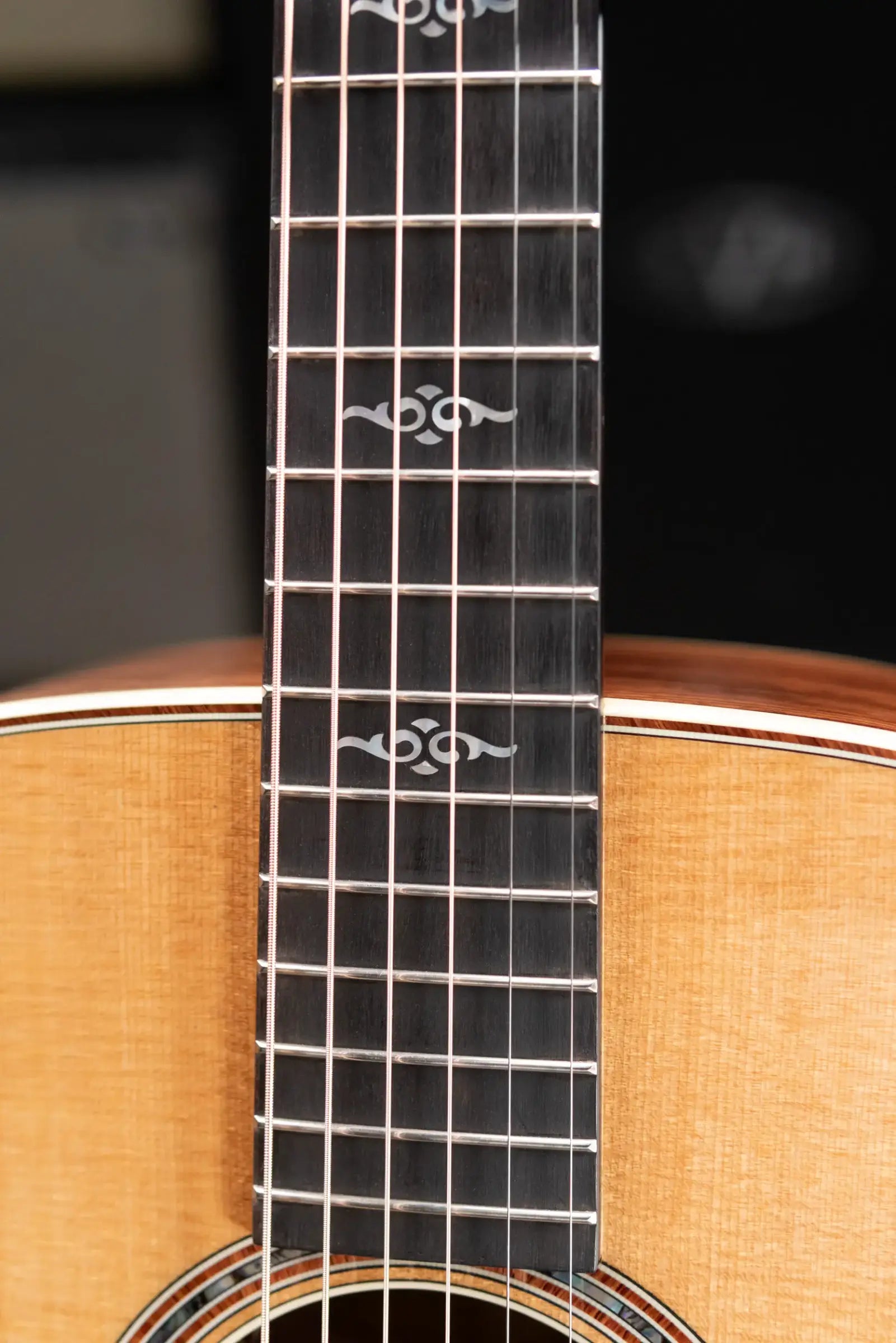 Taylor Gold Label 810e Dreadnought Acoustic/Electric Guitar with Hardshell Case