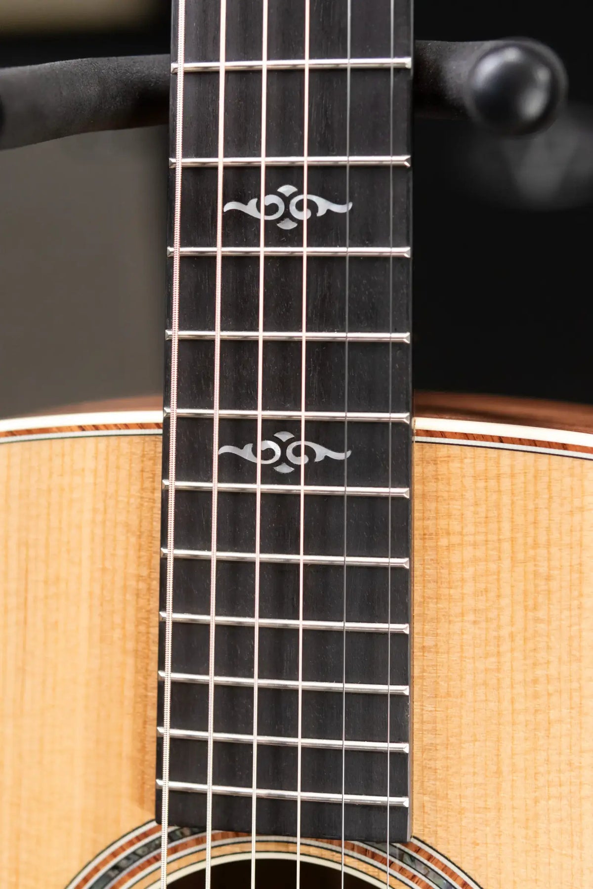 Taylor Gold Label 810e Dreadnought Acoustic/Electric Guitar with Hardshell Case - Demo