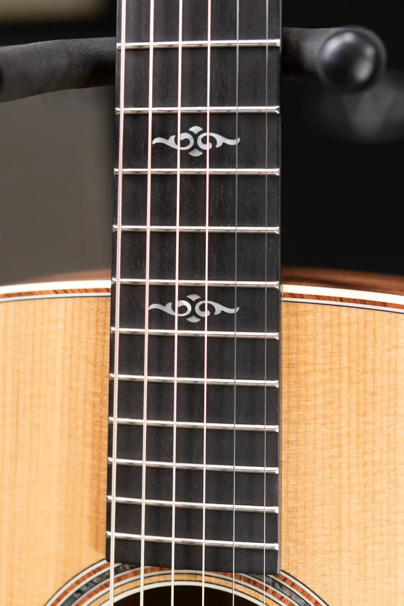 Taylor Gold Label 810e Dreadnought Acoustic/Electric Guitar with Hardshell Case