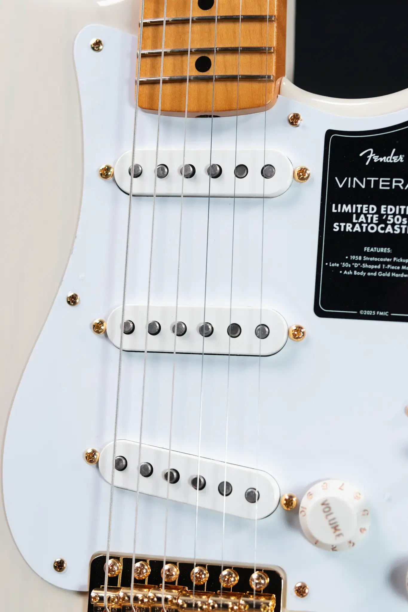 Fender Limited Edition Vintera III Late '50s Stratocaster Electric Guitar - White Blonde with Gig Bag