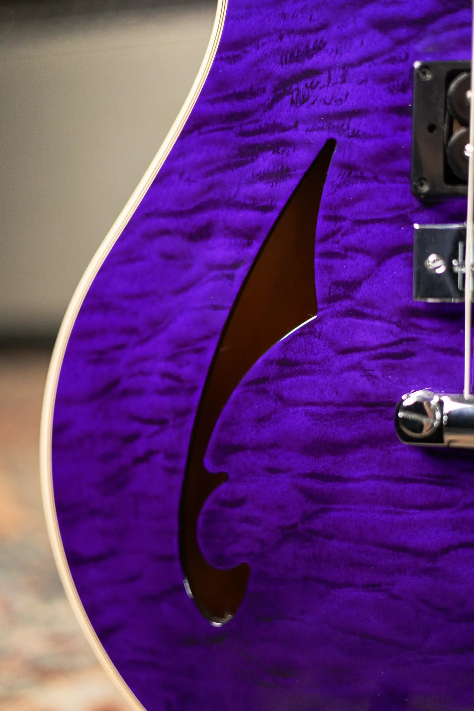 EVH SA-126 Special Quilted Maple Semi-Hollow Electric Guitar - Transparent Purple with Hardshell Case