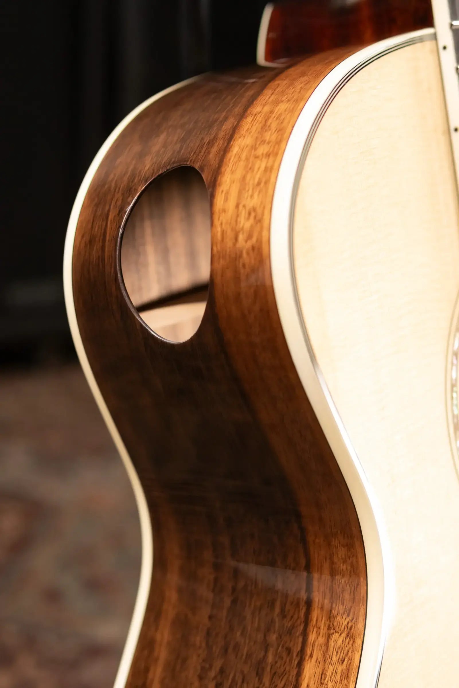 Eastman AC422CE-AE Acoustic/Electric Guitar with Hardshell Case