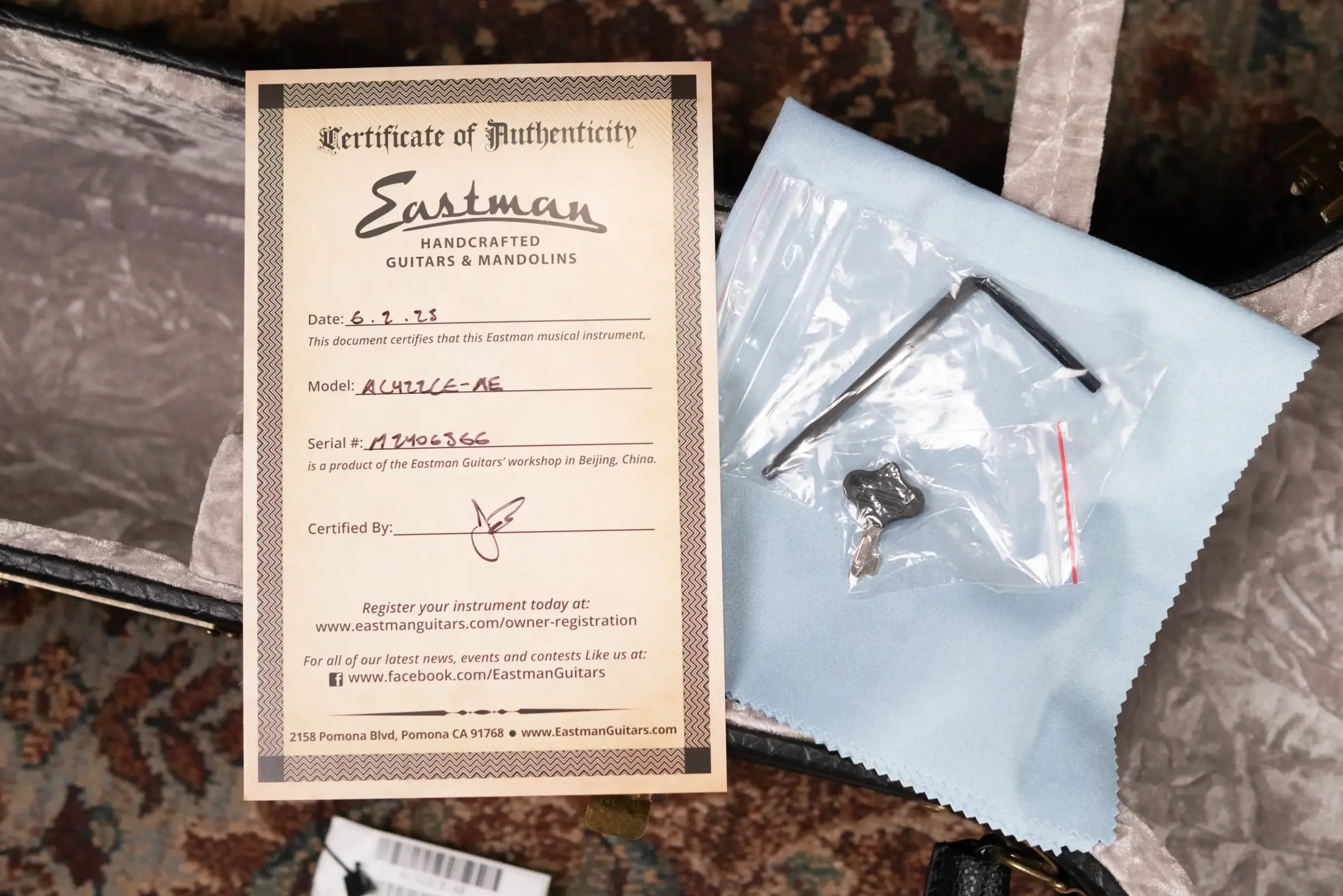 Eastman AC422CE-AE Acoustic/Electric Guitar with Hardshell Case