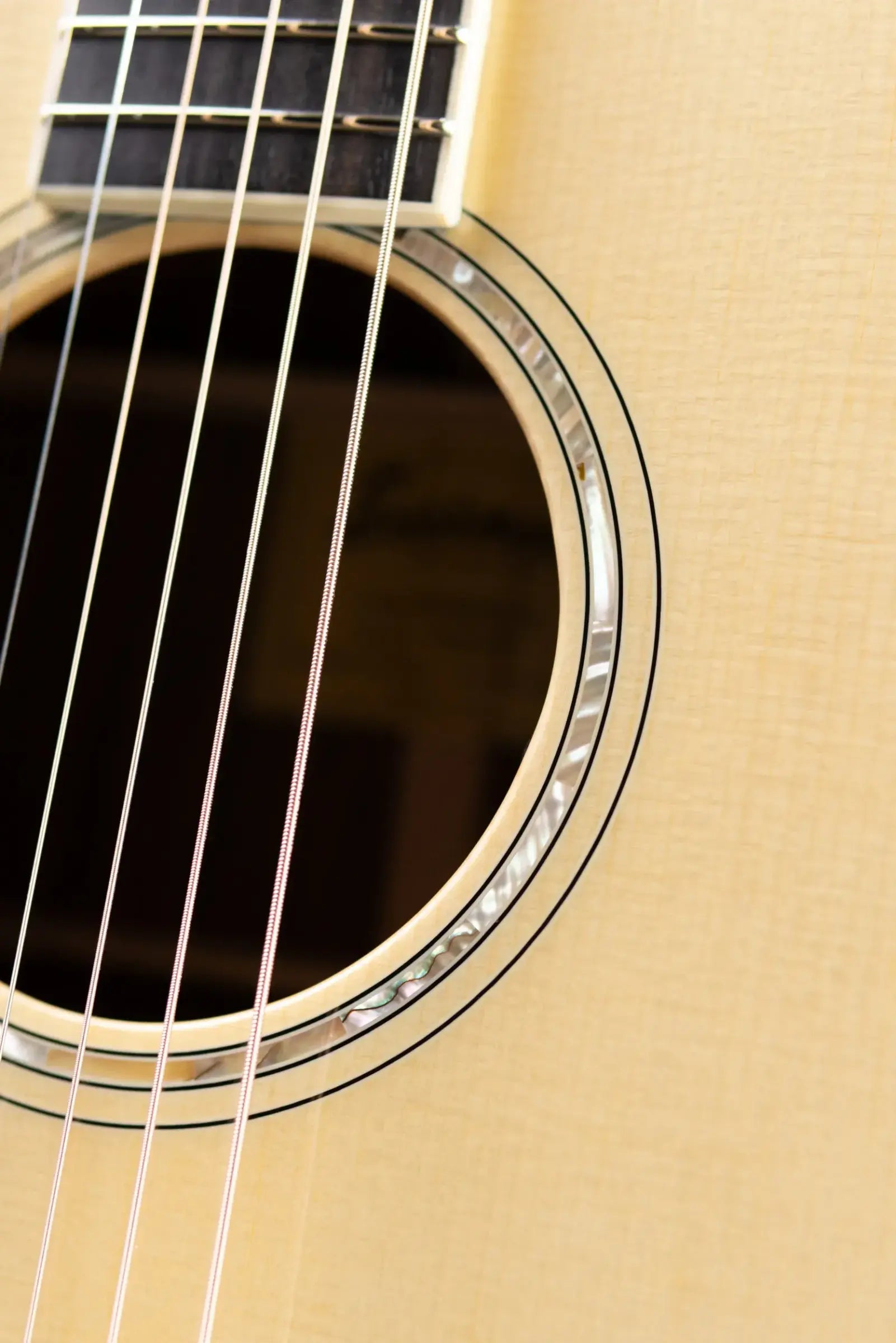 Eastman AC422LCE Left-Handed Grand Auditorium Acoustic/Electric Guitar with Hardshell Case
