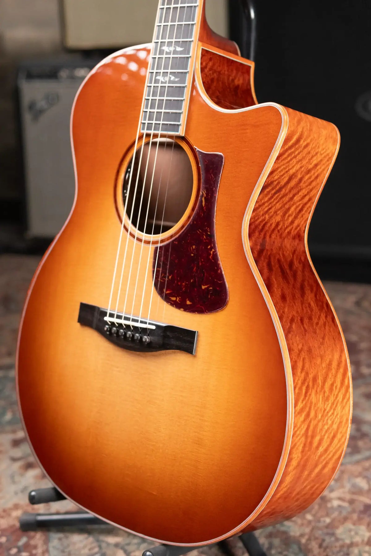 Eastman AC522CE-GB Grand Auditorium Acoustic/Electric Guitar - Goldburst with Hardshell Case