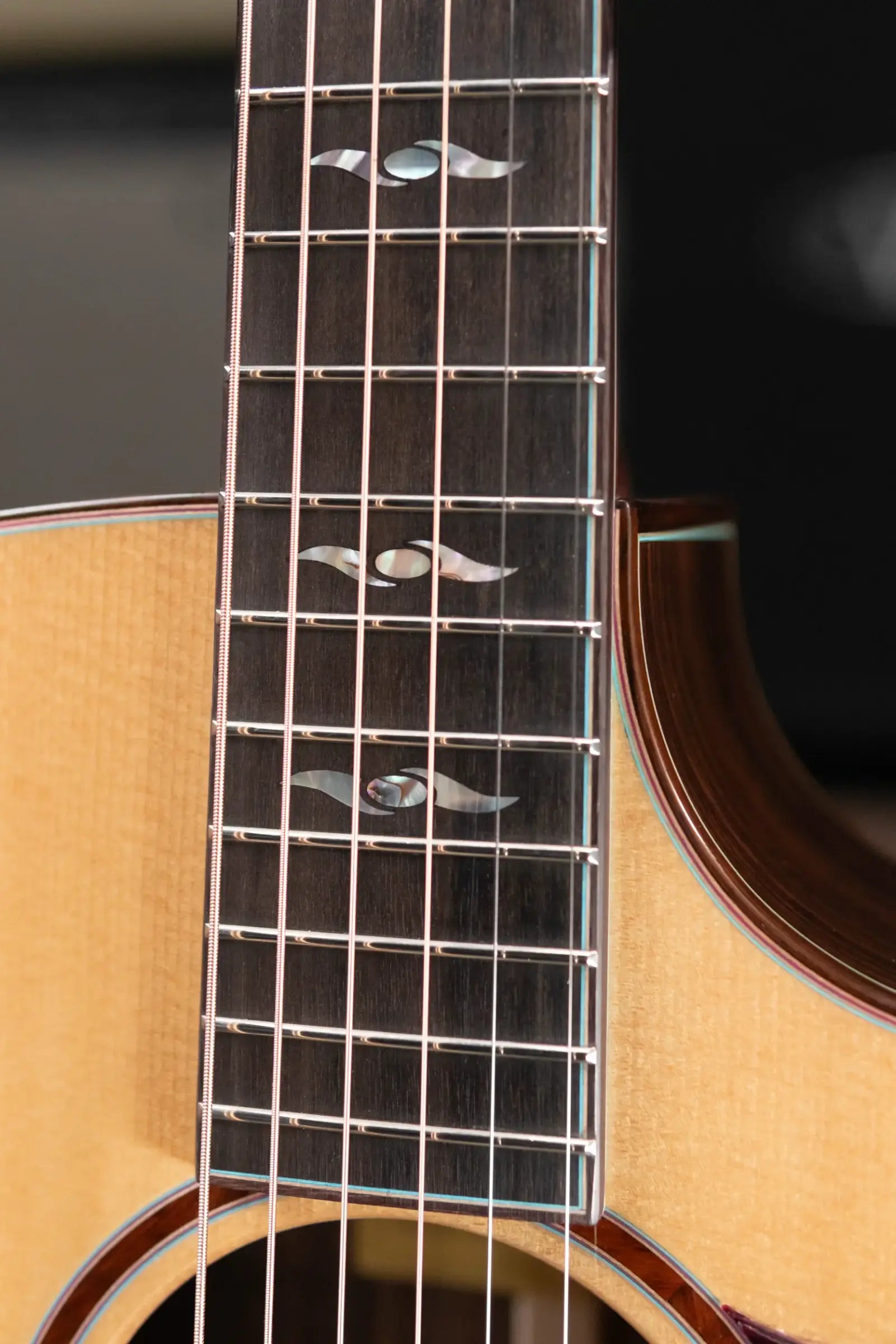 Eastman AC722ce Grand Auditorium Acoustic/Electric Guitar with Hardshell Case