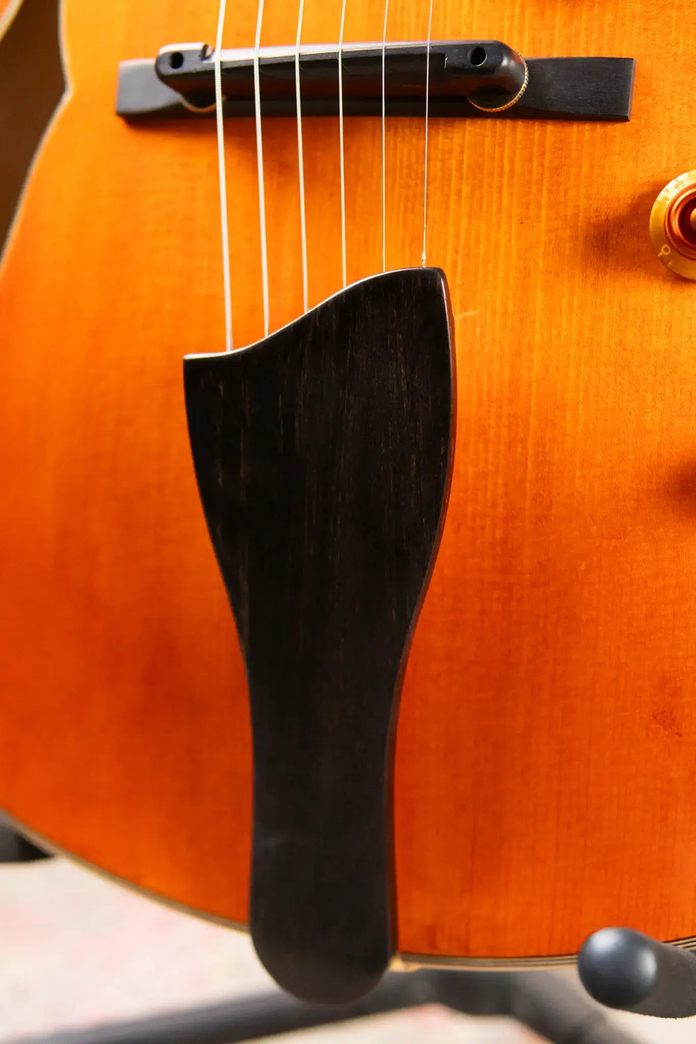 Eastman AR580CE-HB Archtop Electric Guitar - Honey Burst with Hardshell Case