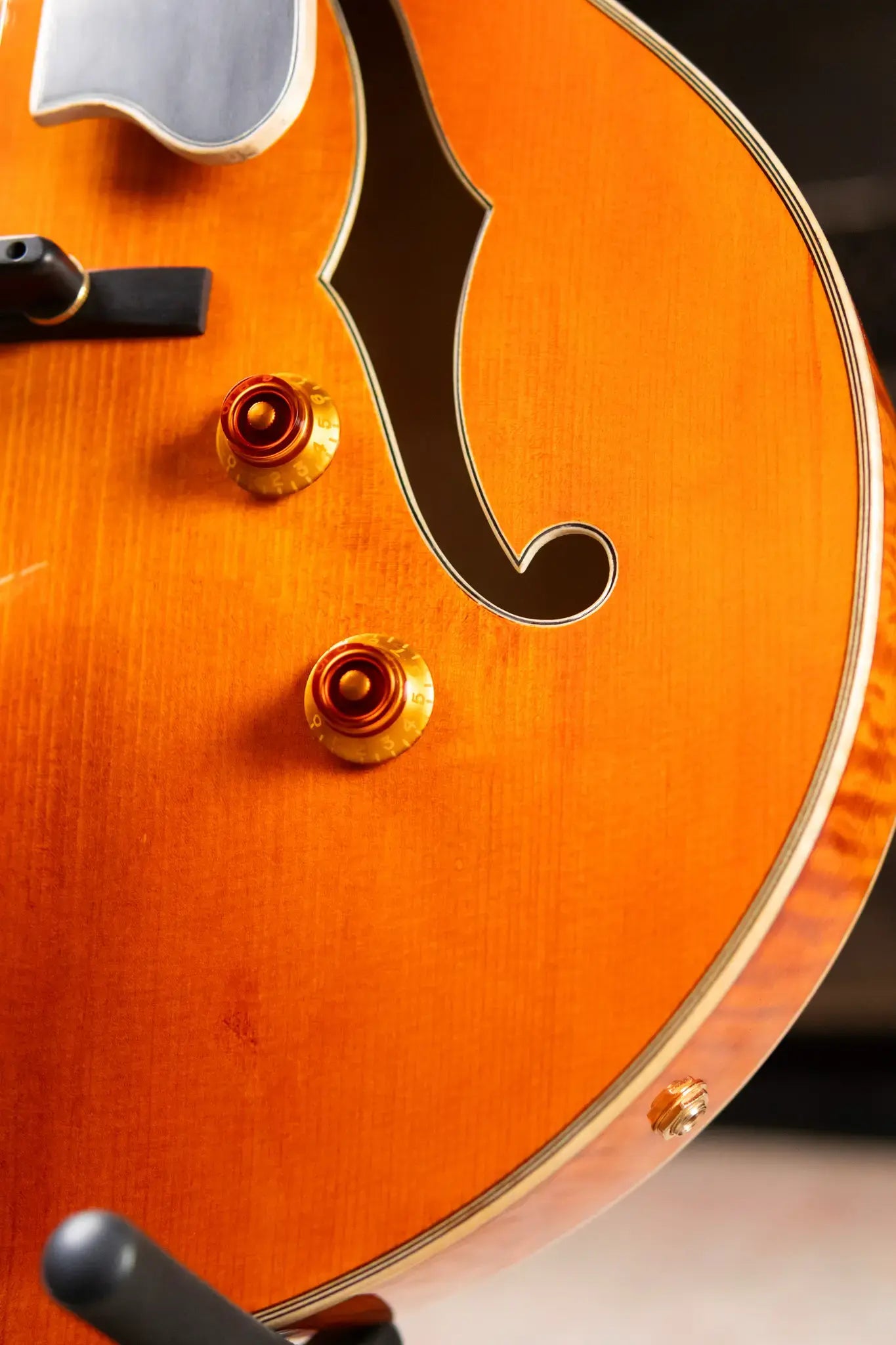 Eastman AR580CE-HB Archtop Electric Guitar - Honey Burst with Hardshell Case