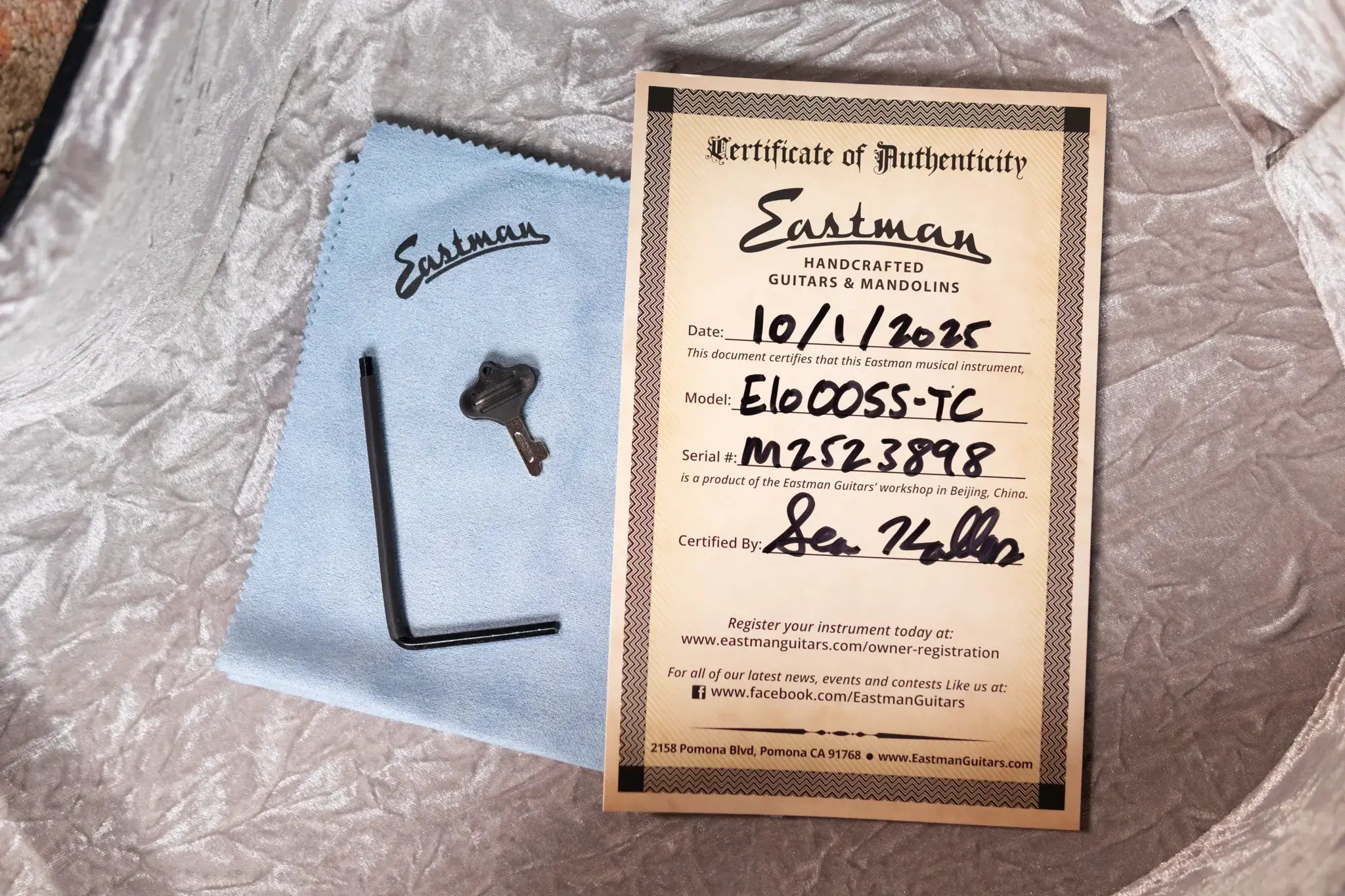 Eastman E10 OOSS-TC Acoustic Guitar - Sunburst with Hardshell Case