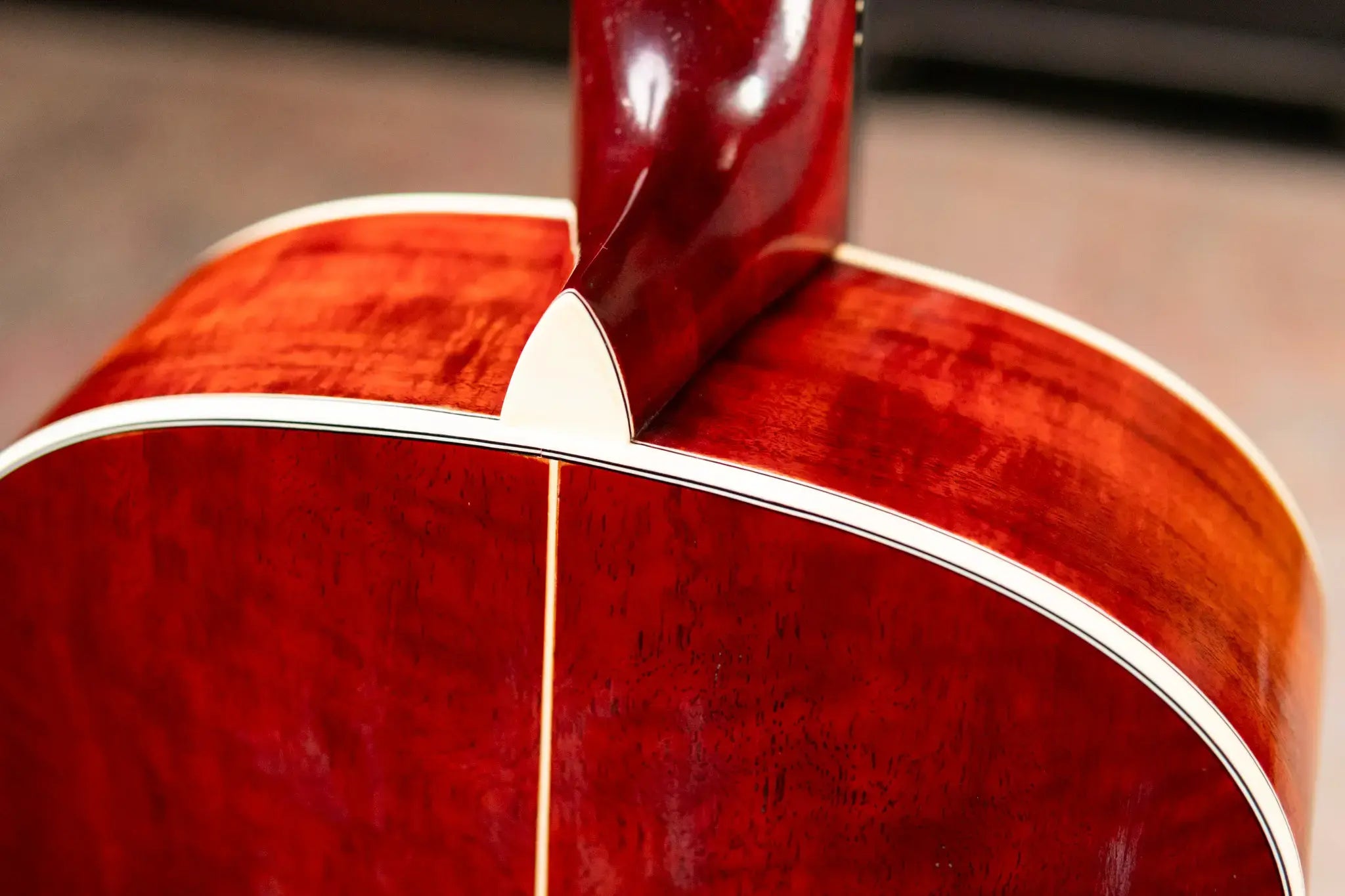 Eastman E10OOSS/V Slope Shoulder Acoustic Guitar - Antique Varnish with Hardshell Case