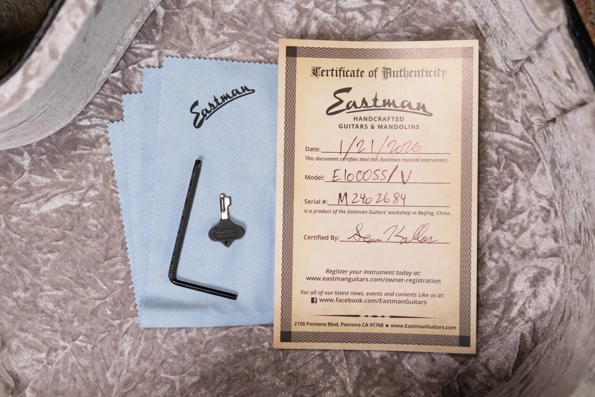 Eastman E10OOSS/V Slope Shoulder Acoustic Guitar - Antique Varnish with Hardshell Case