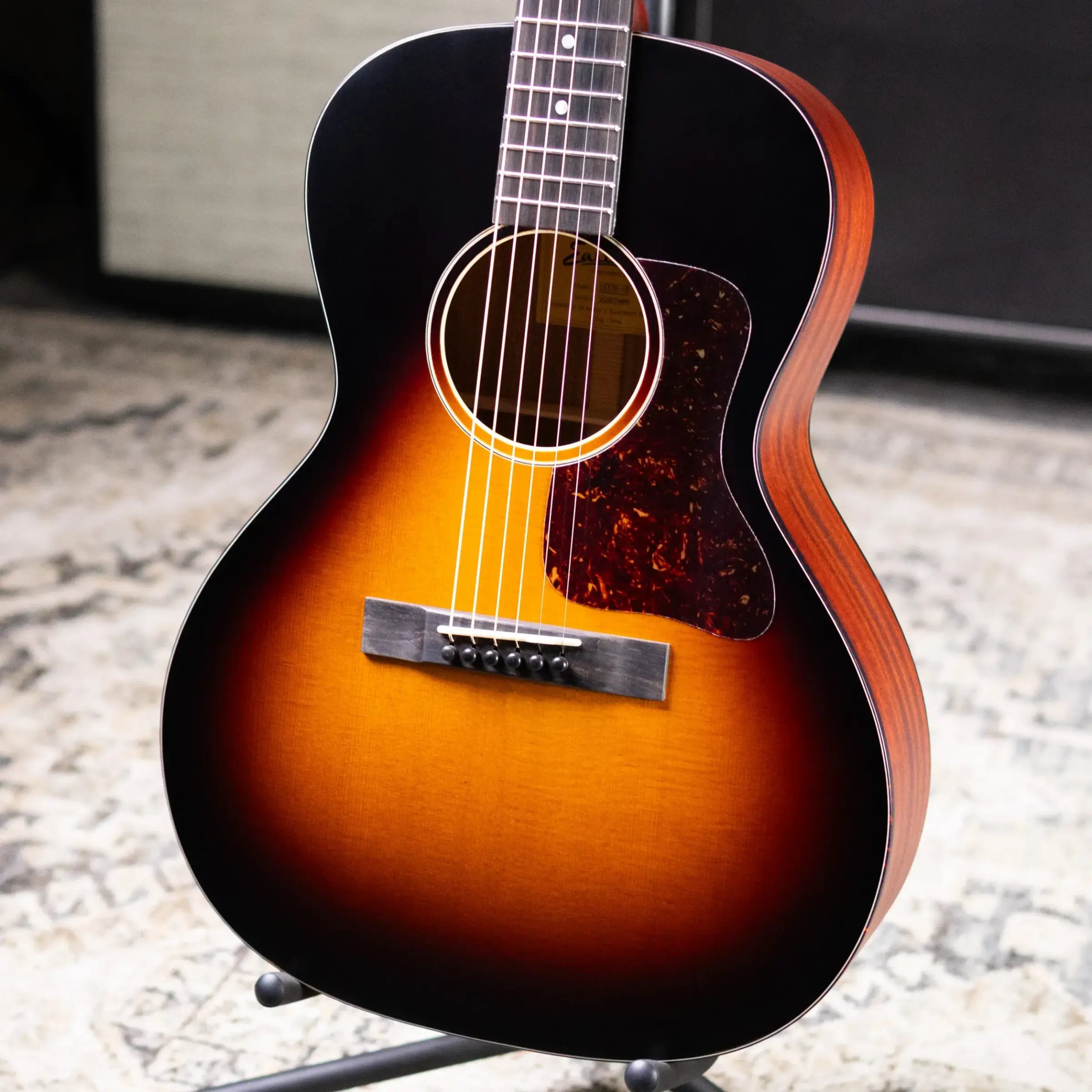 Eastman E1OOSS-SB Acoustic Guitar - Sunburst with Gig Bag