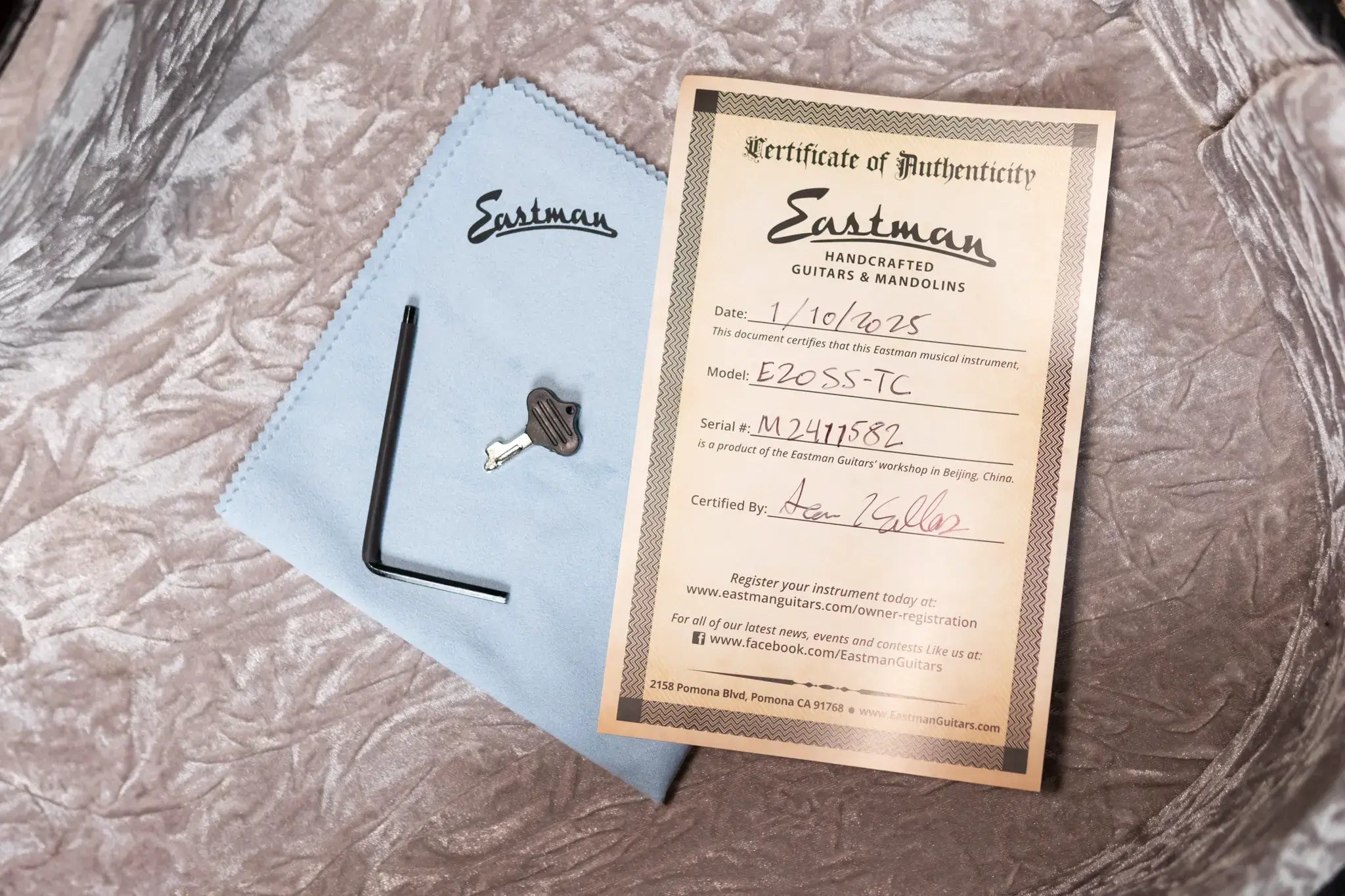 Eastman E20SS-TC Dreadnought Acoustic with Hardshell Case