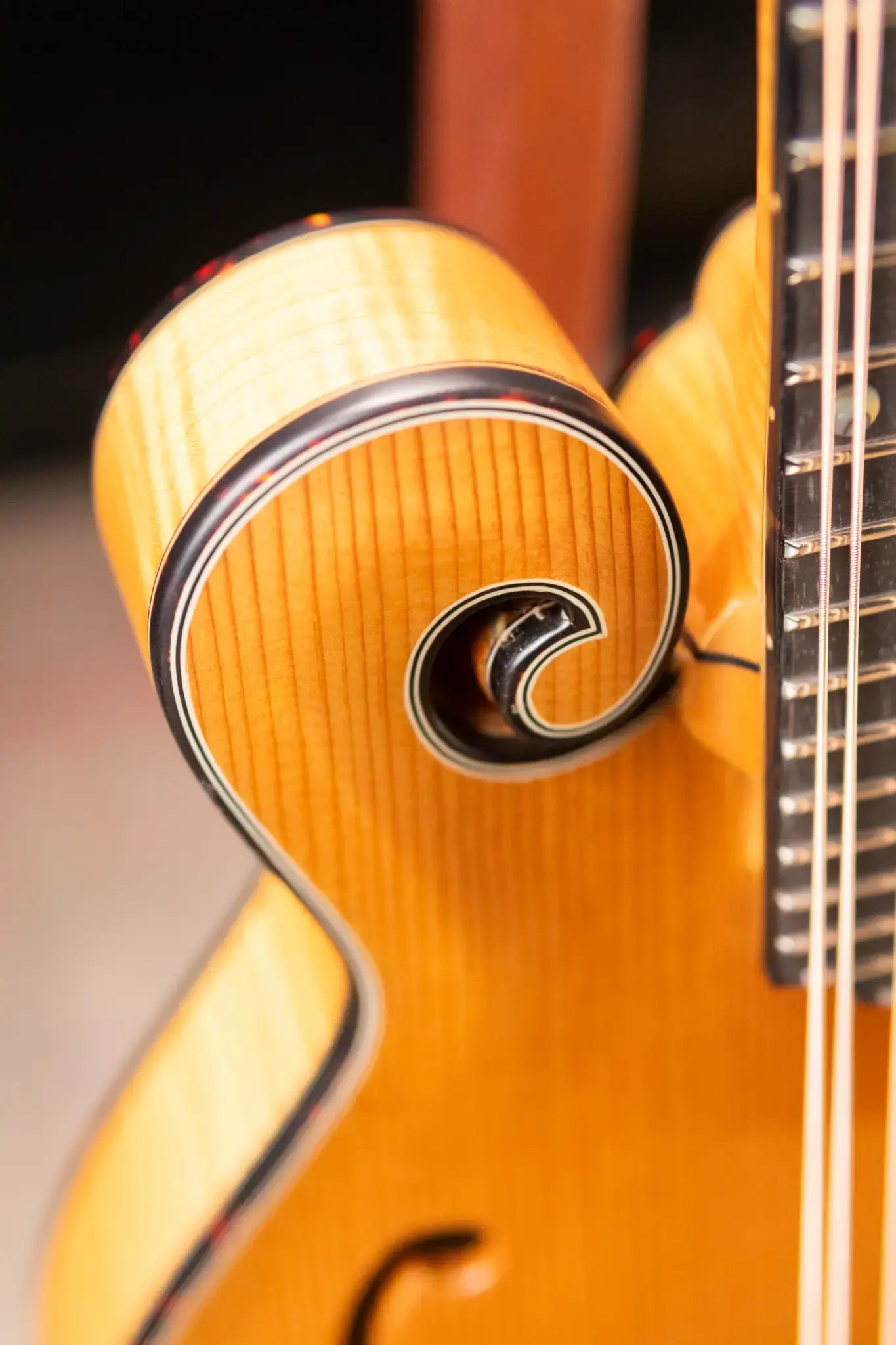Eastman MD915-BD F-Style Mandolin - Blonde with Hardshell Case