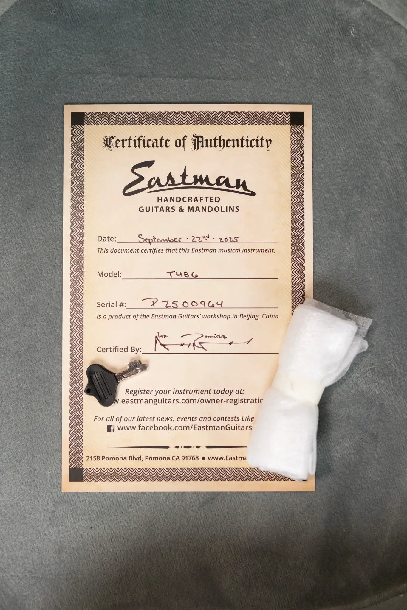 Eastman T486 Thinline Electric Guitar - Classic with Hardshell Case