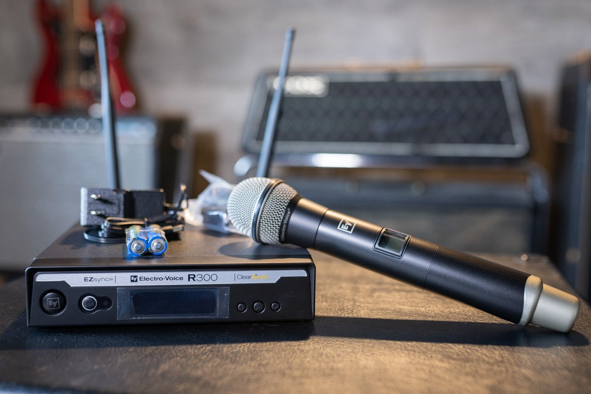 Electro Voice R300 HD Handheld Wireless Microphone System Band C haggertys 02
