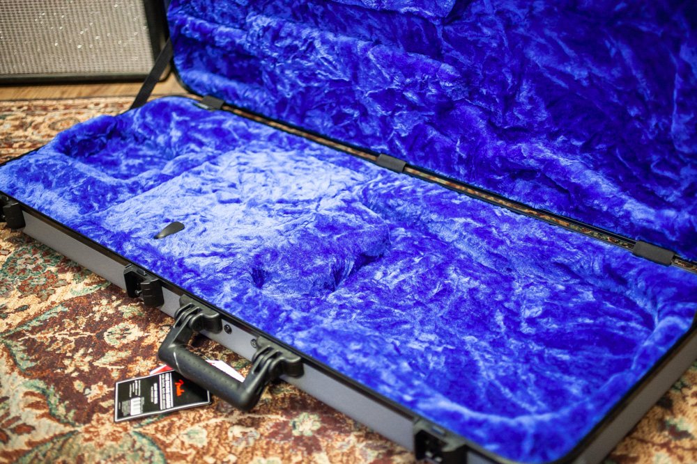 Fender Deluxe Molded Strat/Tele Hardshell Case Silver/Blue