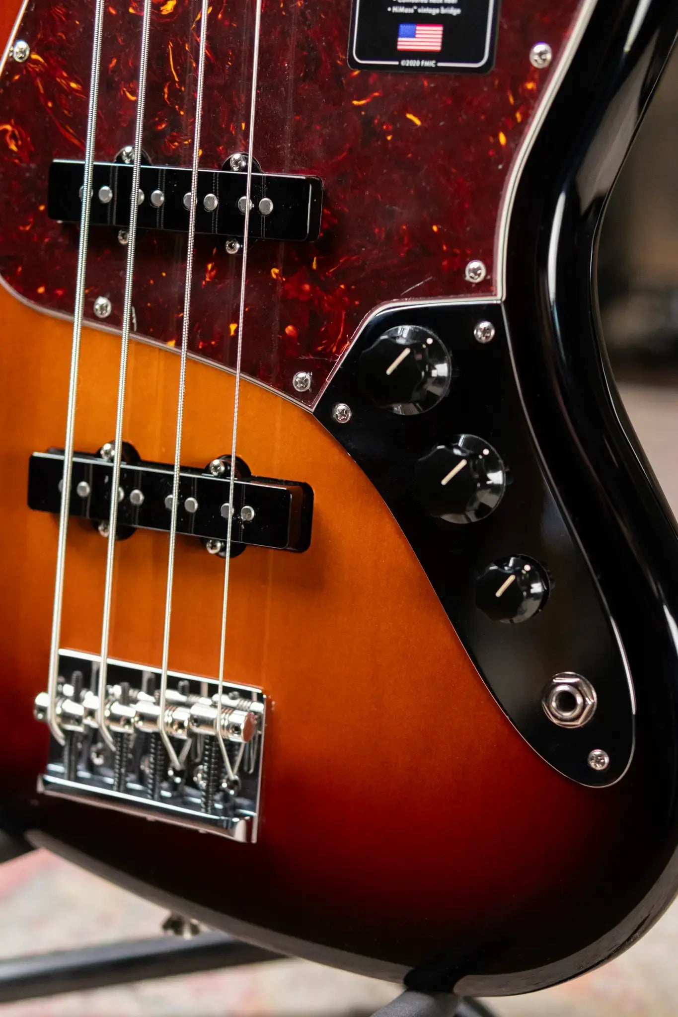 Fender American Professional II Jazz Bass Rosewood Fingerboard - 3-Color Sunburst with Hardshell Case