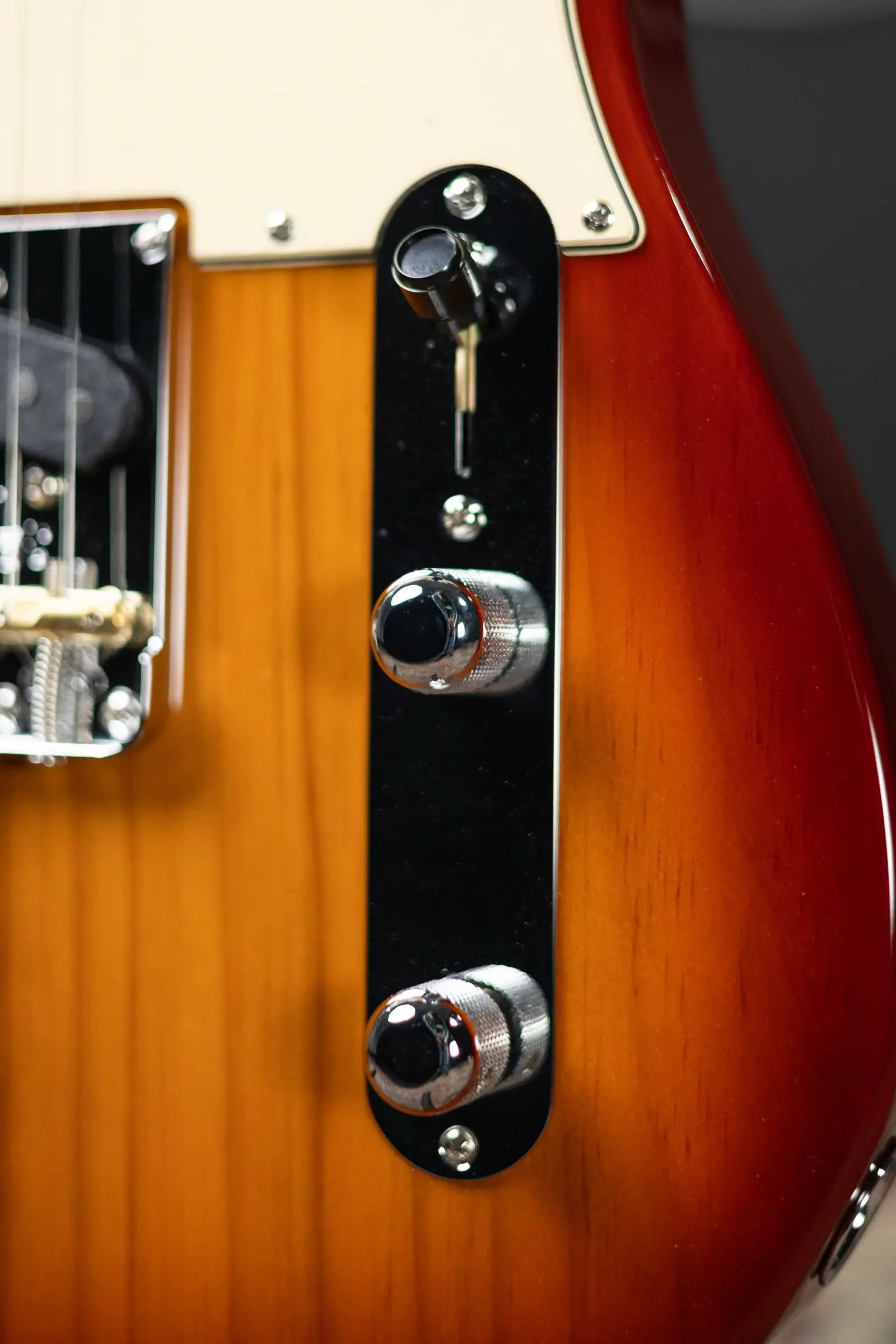 Fender American Professional II Telecaster, Maple Fingerboard - Sienna Sunburst with Hardshell Case