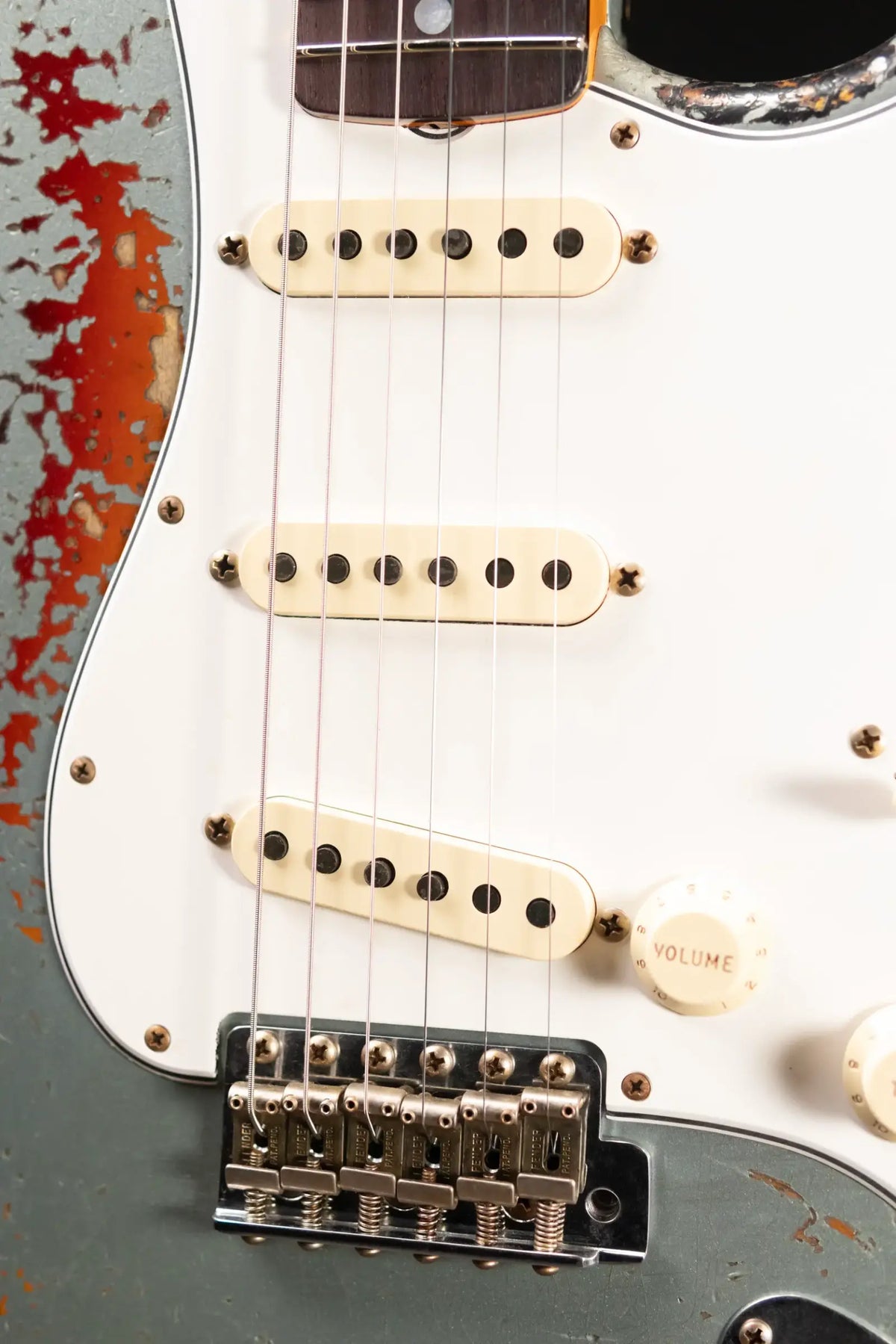 Fender Custom Shop 1965 Stratocaster Super Heavy Relic Electric Guitar - Super Faded Aged Firemist Silver over 3-Color Sunburst with Hardshell Case