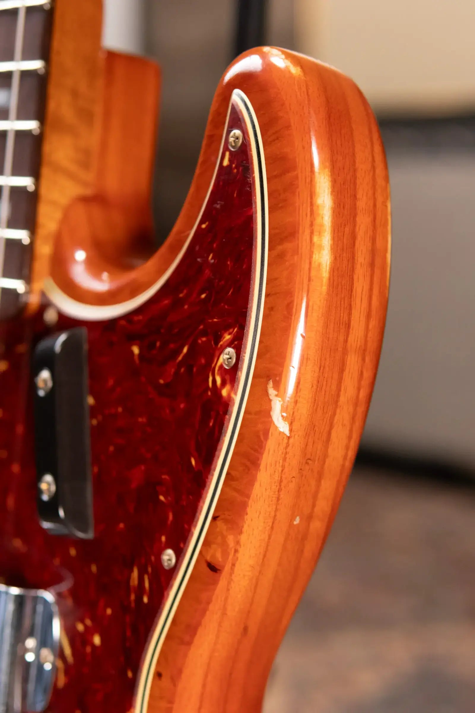 Fender Custom Shop Artisan Maple Burl Relic Jazz Bass - Honey Burst with Hardshell Case