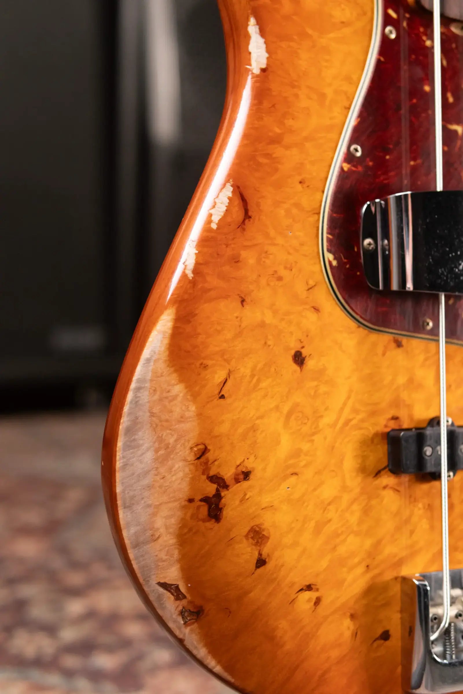 Fender Custom Shop Artisan Maple Burl Relic Jazz Bass - Honey Burst with Hardshell Case