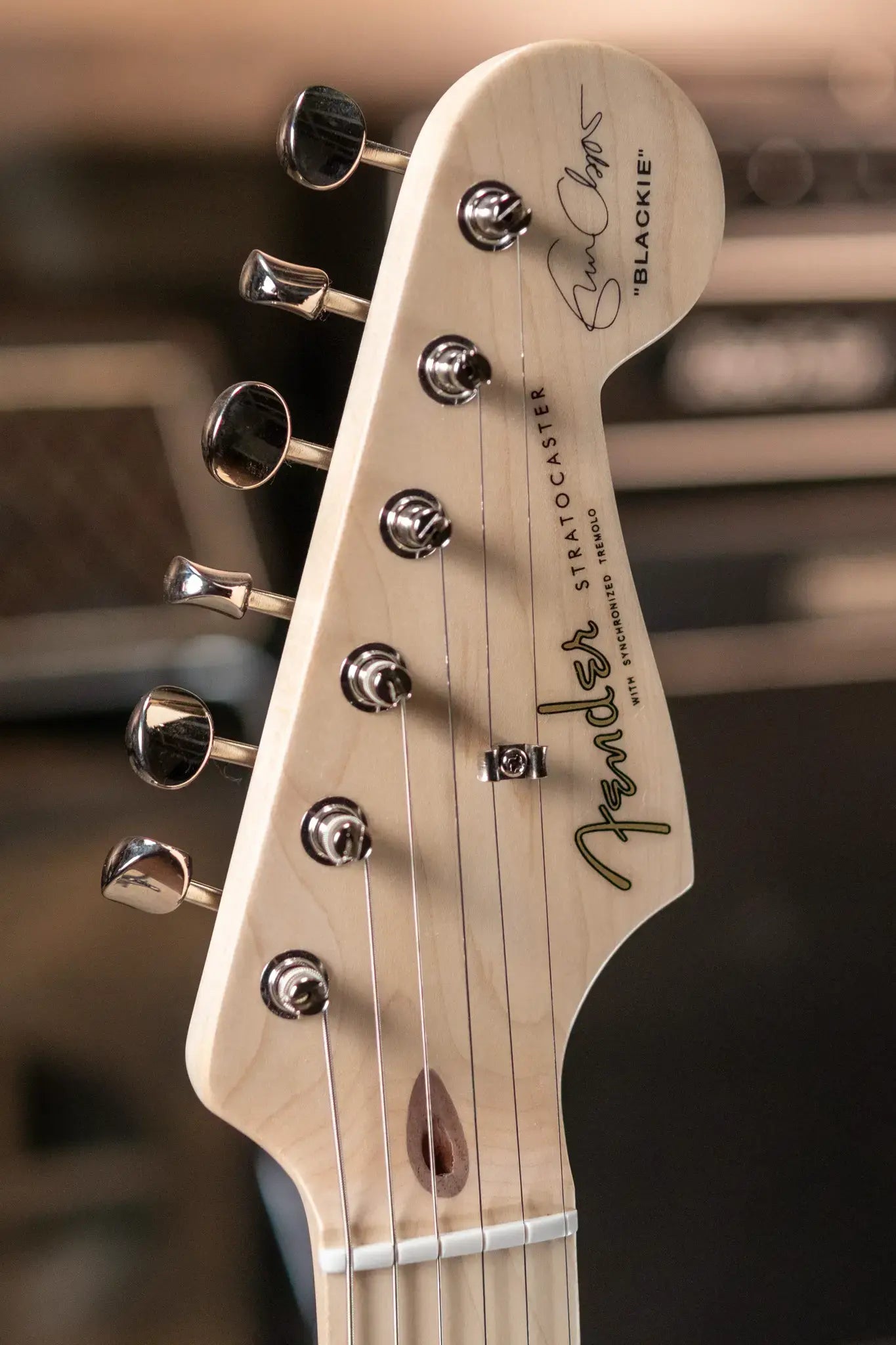 Fender Eric Clapton Stratocaster - Maple Fingerboard - Black with Vintage-Style Tweed Case