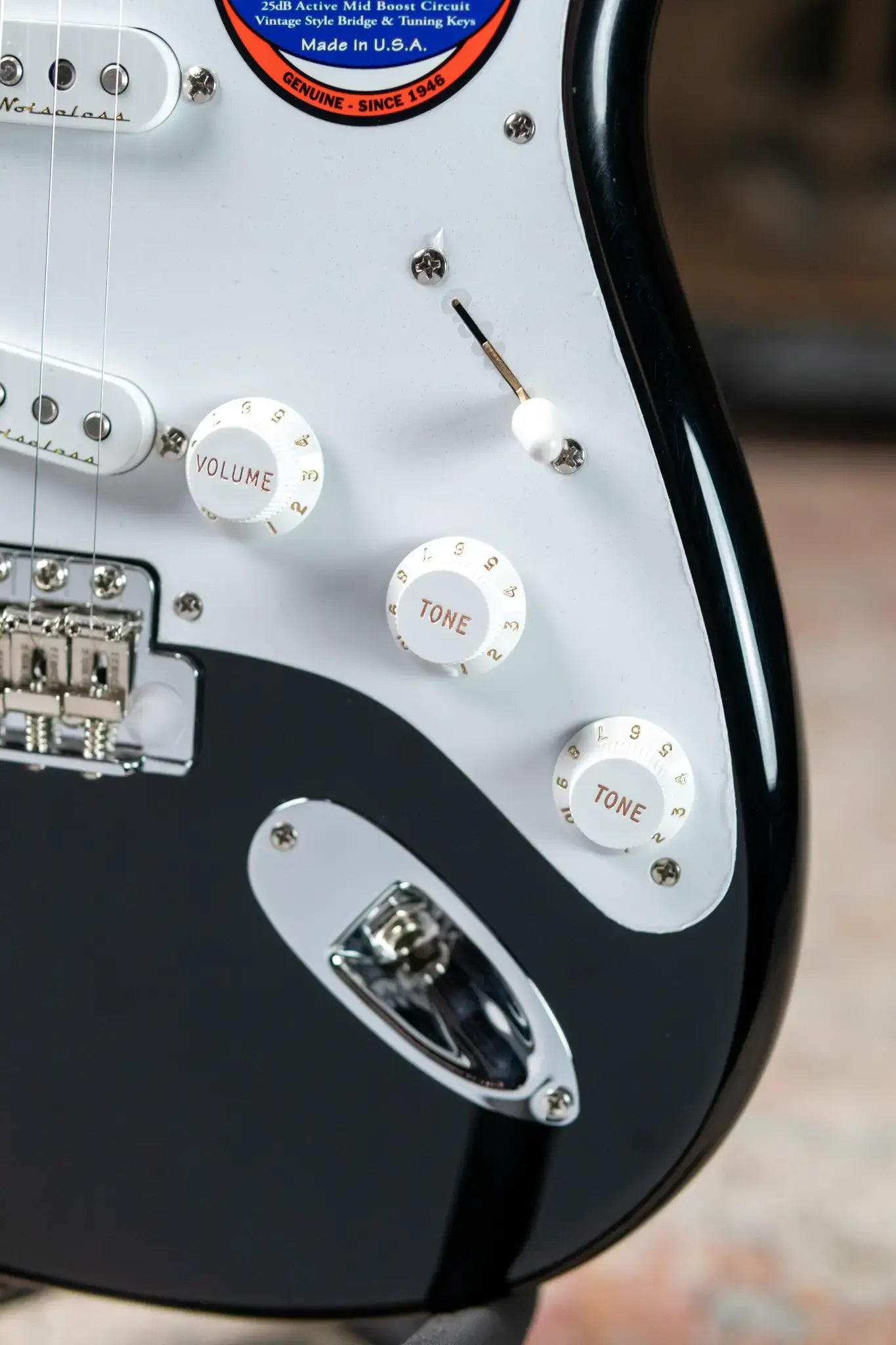 Fender Eric Clapton Stratocaster - Maple Fingerboard - Black with Vintage-Style Tweed Case