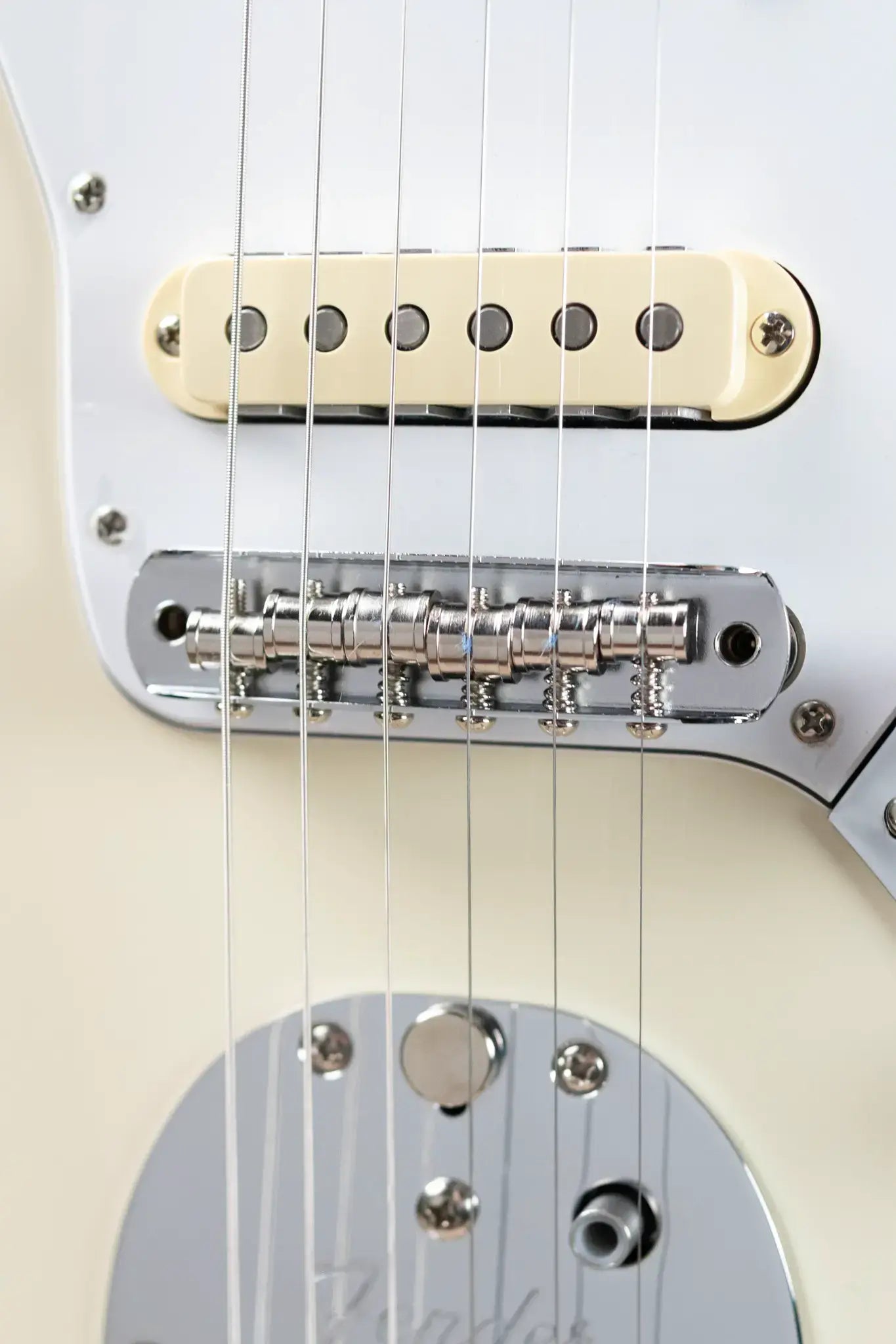 Fender Johnny Marr Jaguar, Rosewood Fingerboard - Olympic White with Hardshell Case