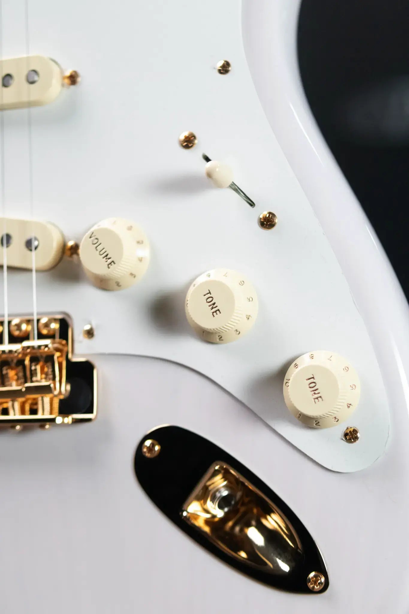 Fender Limited Edition American Vintage II 1957 Stratocaster Electric Guitar - White Blonde with Hardshell Case