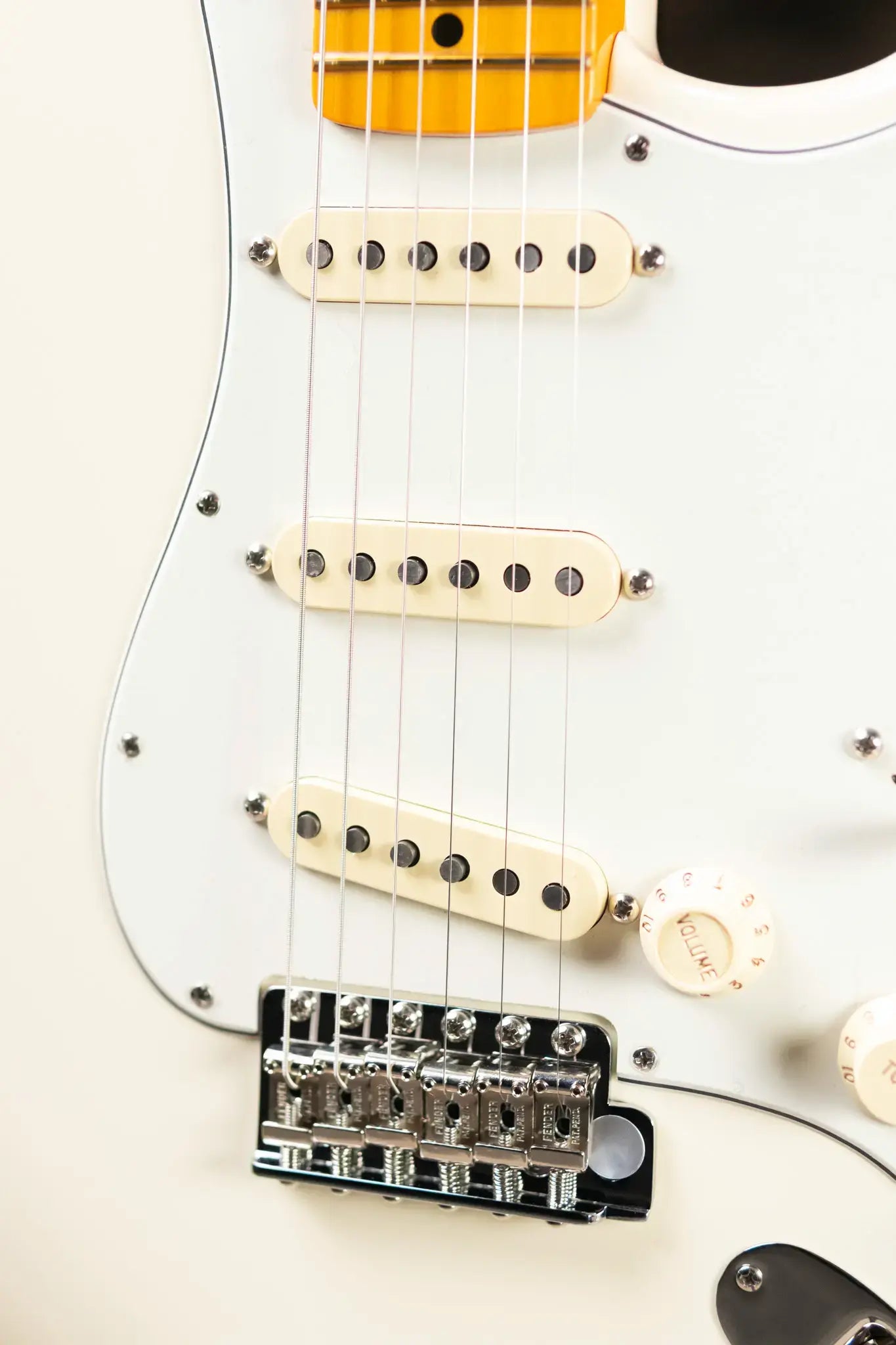 Fender Limited Edition American Vintage II '73 Stratocaster Electric Guitar, Maple Fingerboard - Olympic White with Hardshell Case