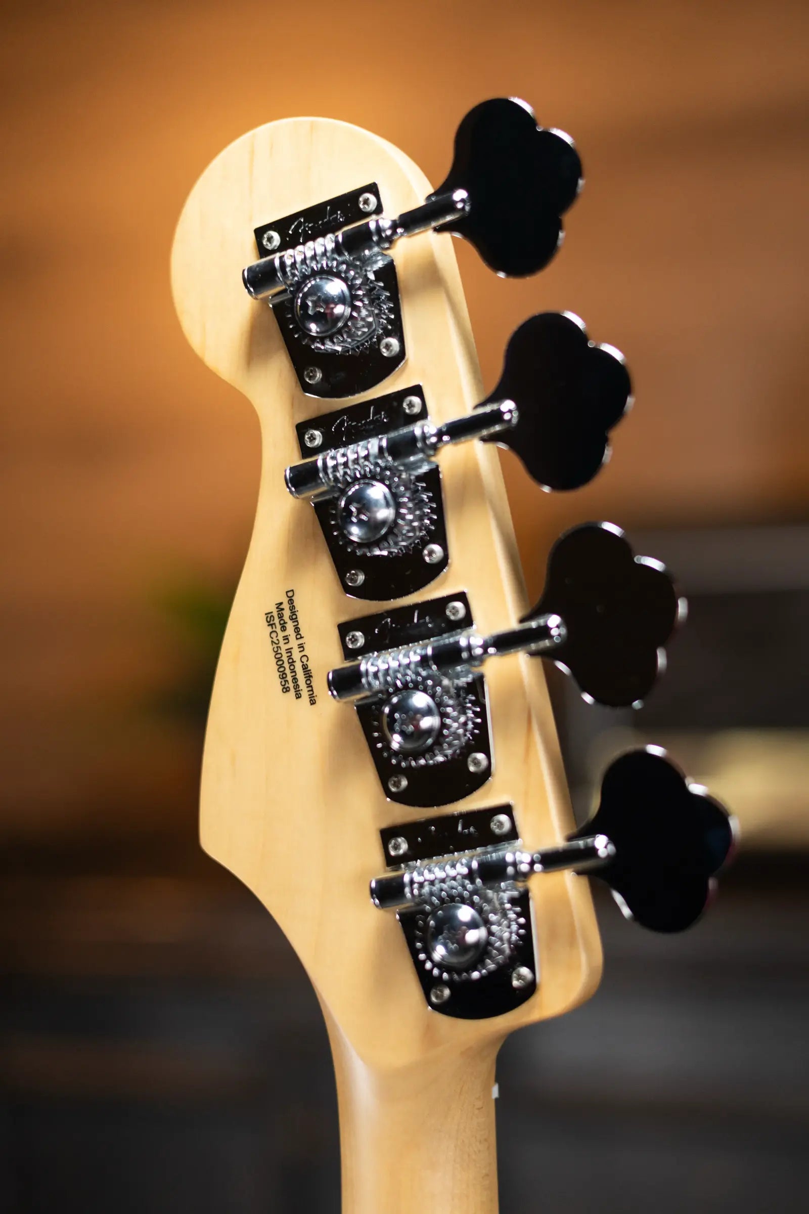 Fender Standard Jazz Bass, Maple Fingerboard, Black Pickguard - Black