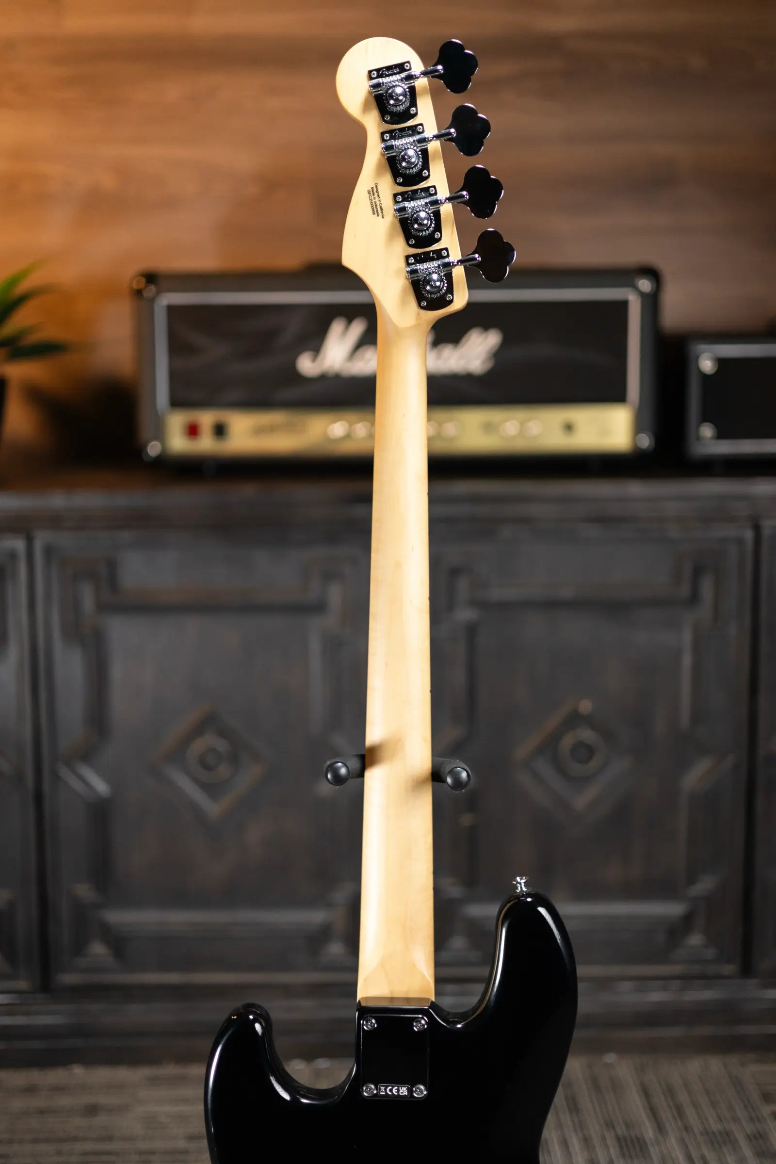 Fender Standard Jazz Bass, Maple Fingerboard, Black Pickguard - Black