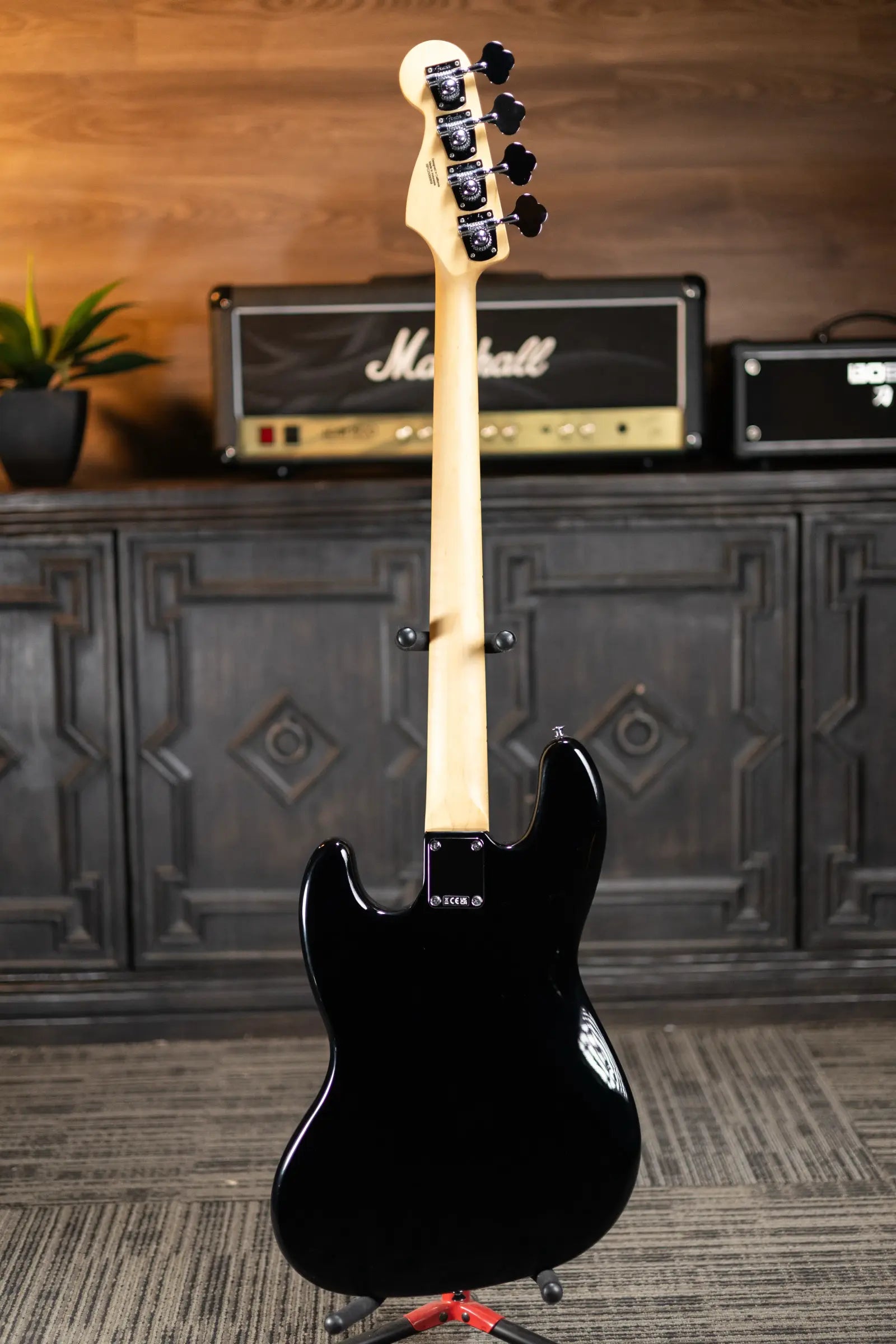 Fender Standard Jazz Bass, Maple Fingerboard, Black Pickguard - Black