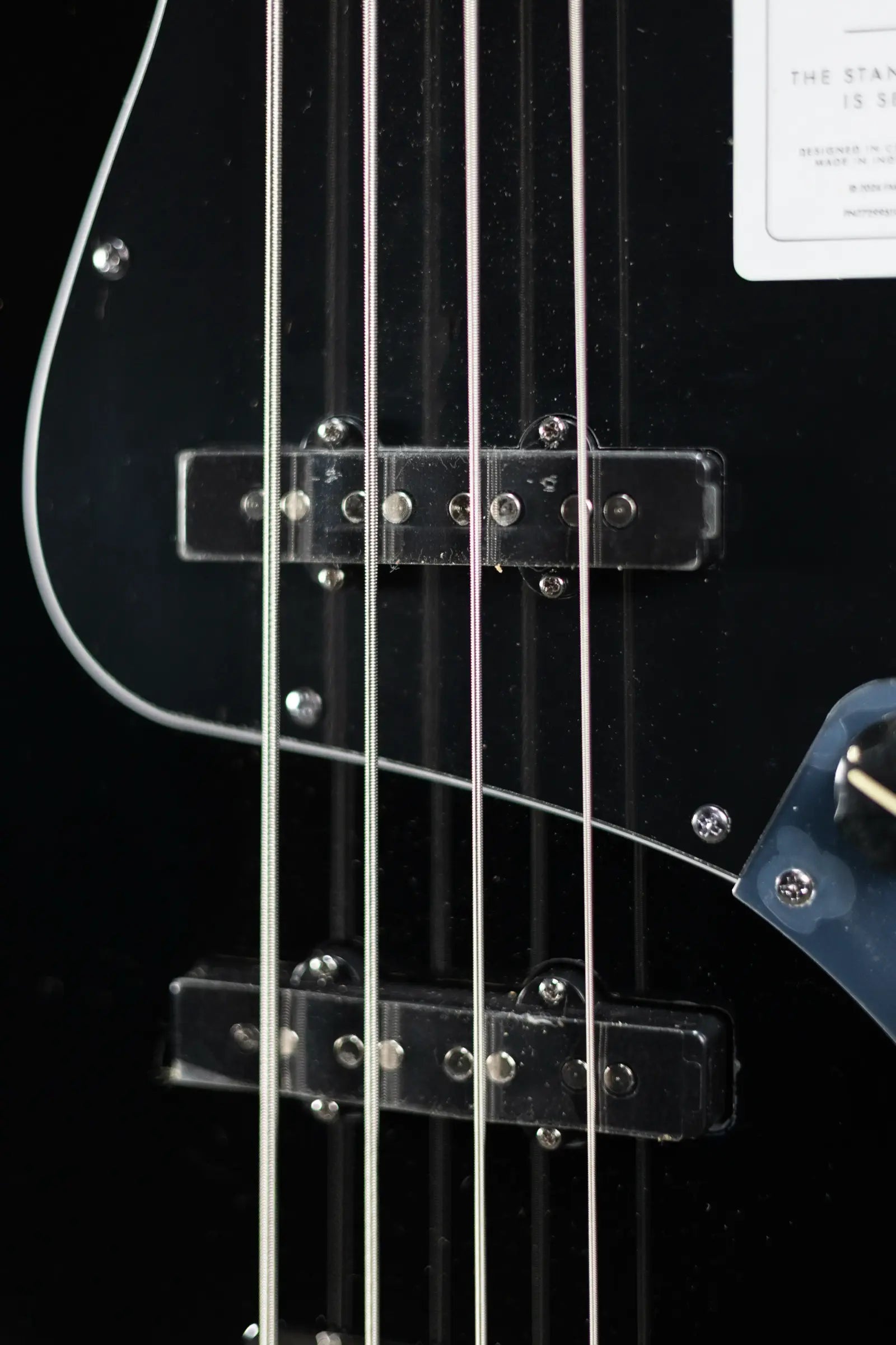 Fender Standard Jazz Bass, Maple Fingerboard, Black Pickguard - Black