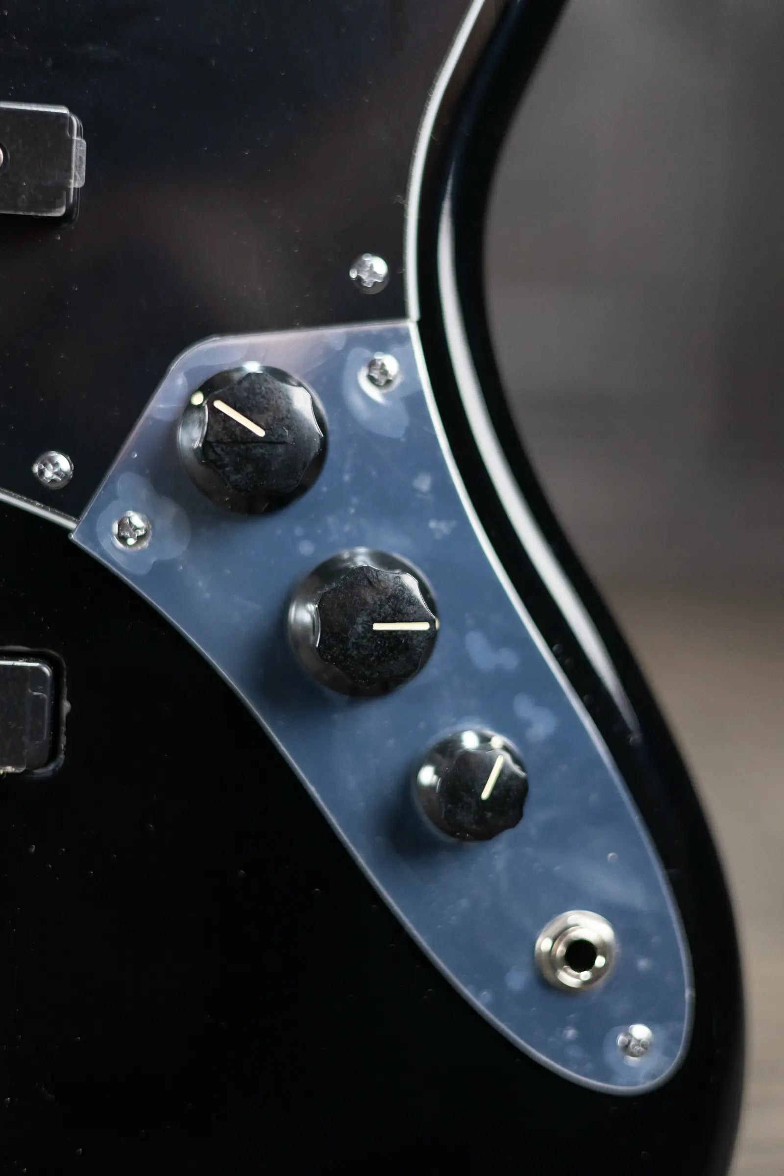 Fender Standard Jazz Bass, Maple Fingerboard, Black Pickguard - Black