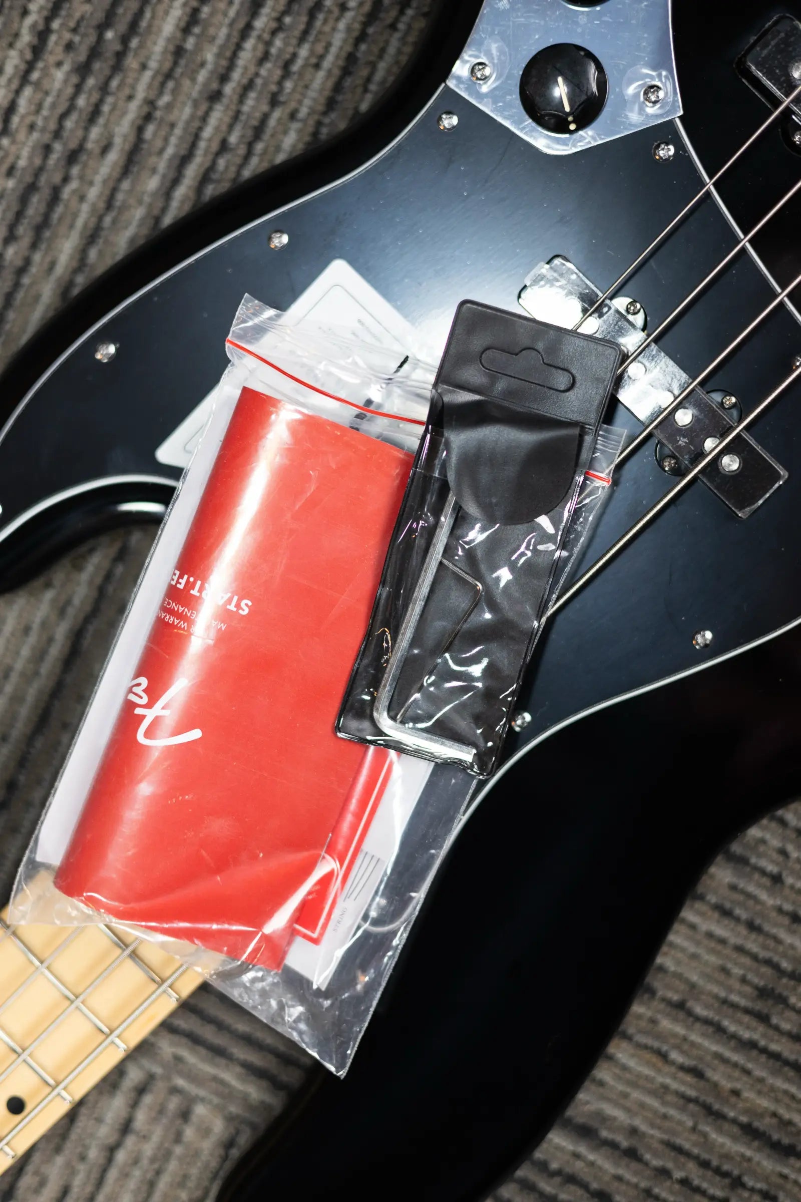 Fender Standard Jazz Bass, Maple Fingerboard, Black Pickguard - Black