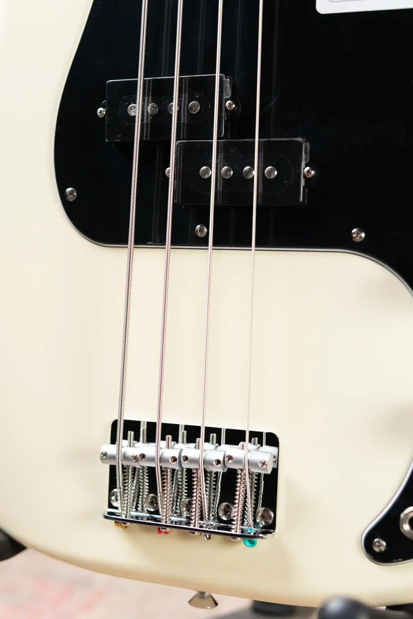 Fender Standard Precision Bass, Maple Fingerboard, Black Pickguard - Olympic White
