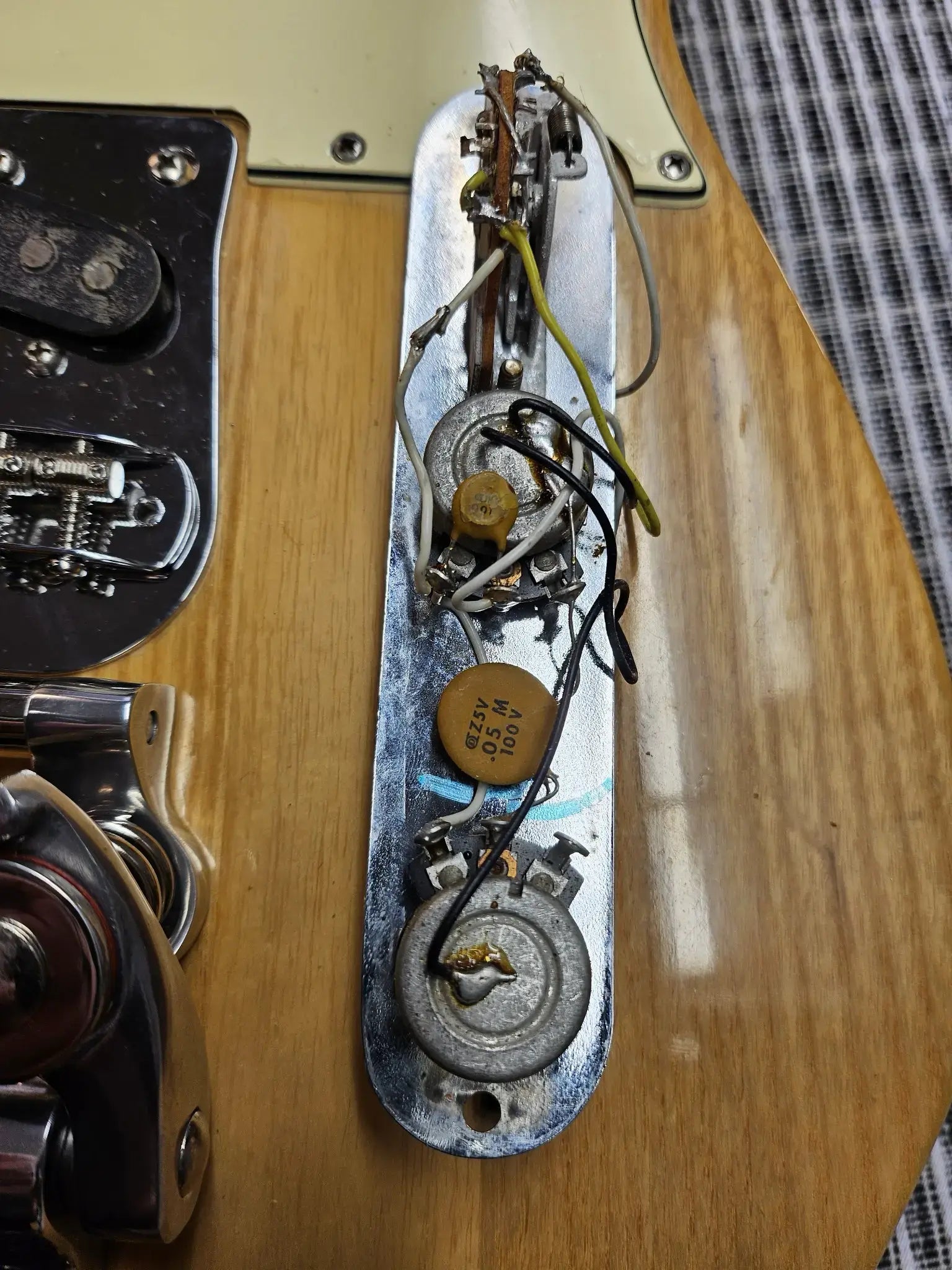 Fender Telecaster 1975 with Factory Tremolo - Used with Hardshell Case