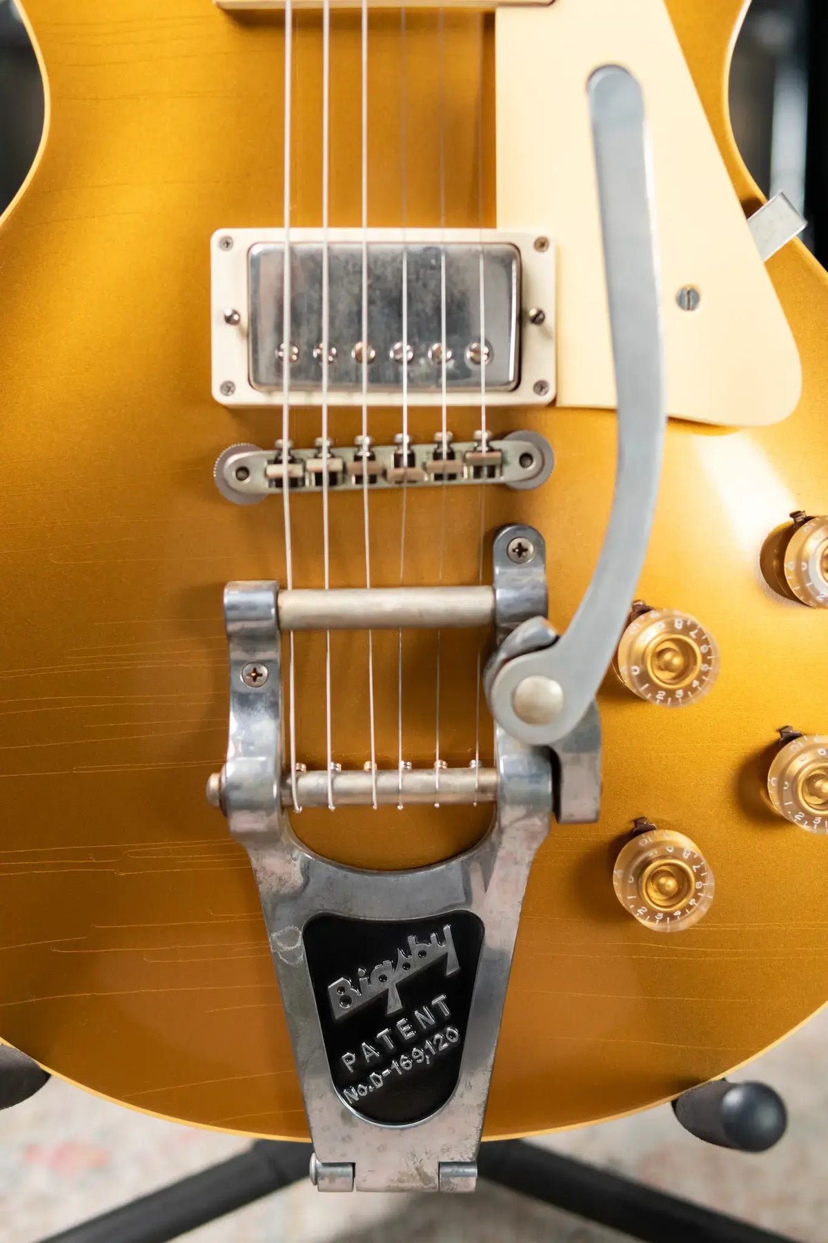 Gibson Custom Shop 1957 Les Paul Standard Murphy Lab Ultra Light Aged Electric Guitar with Bigsby - All Double Gold with Hardshell Case - Demo