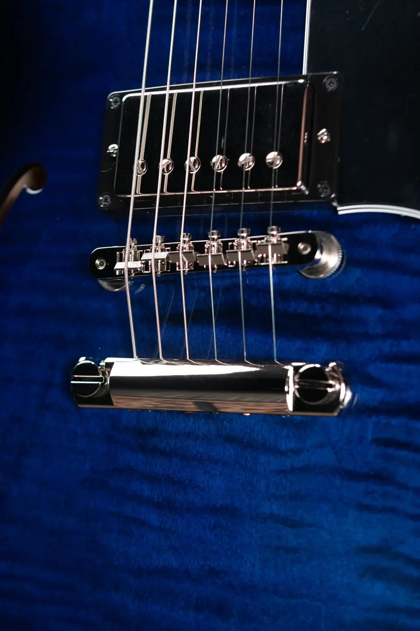 Gibson ES-335 Figured Semi-Hollow Electric Guitar - Deep Ocean Burst with Hardshell Case